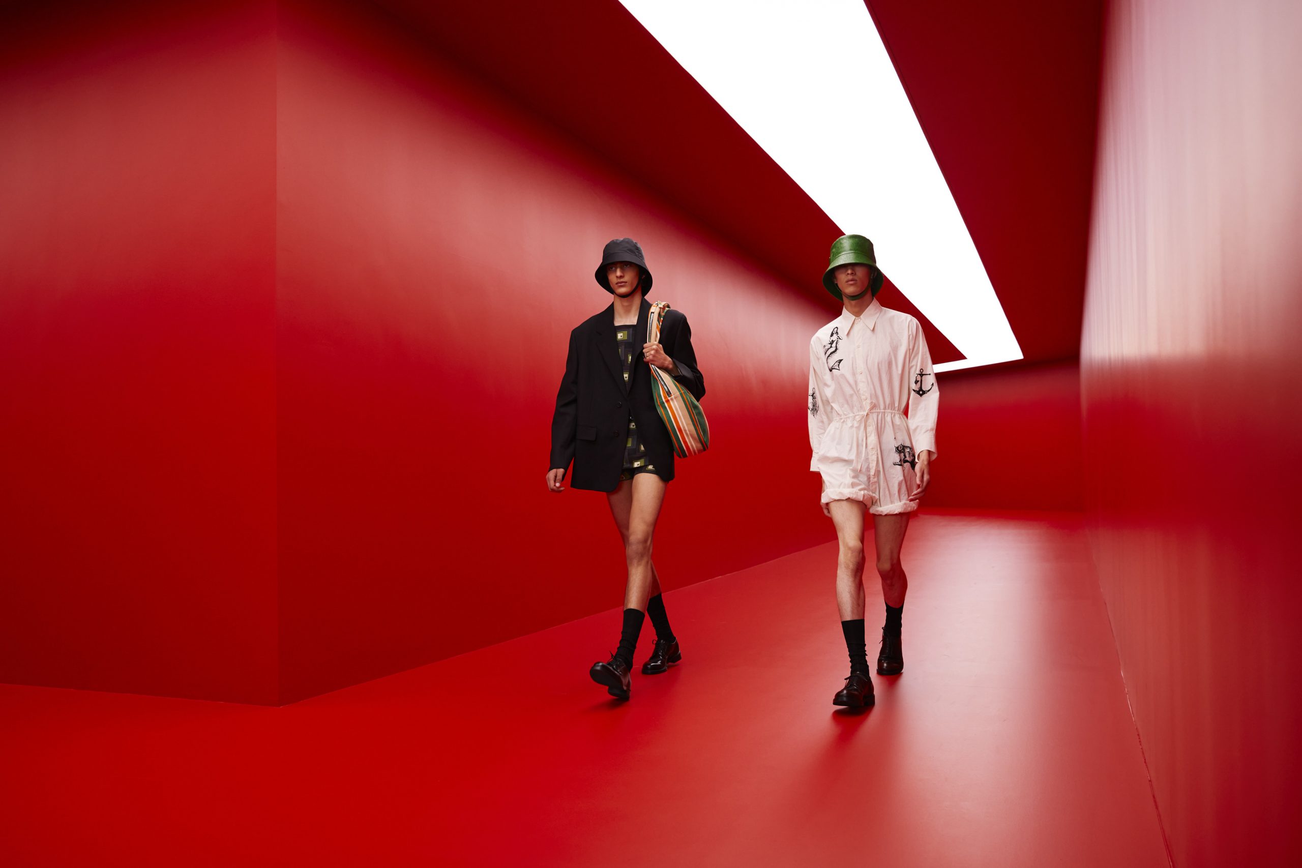 Prada 2022春夏男裝系列11大看點一覽丨男神宋江、李鐘碩及Win Metawin隔空支持時裝騷