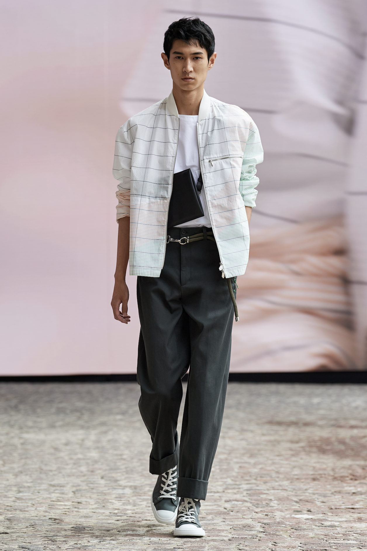 Hermès 2022春夏男裝系列8大亮點逐一數丨由創意總監Véronique Nichanian告訴你疫情後應要穿得輕盈一些