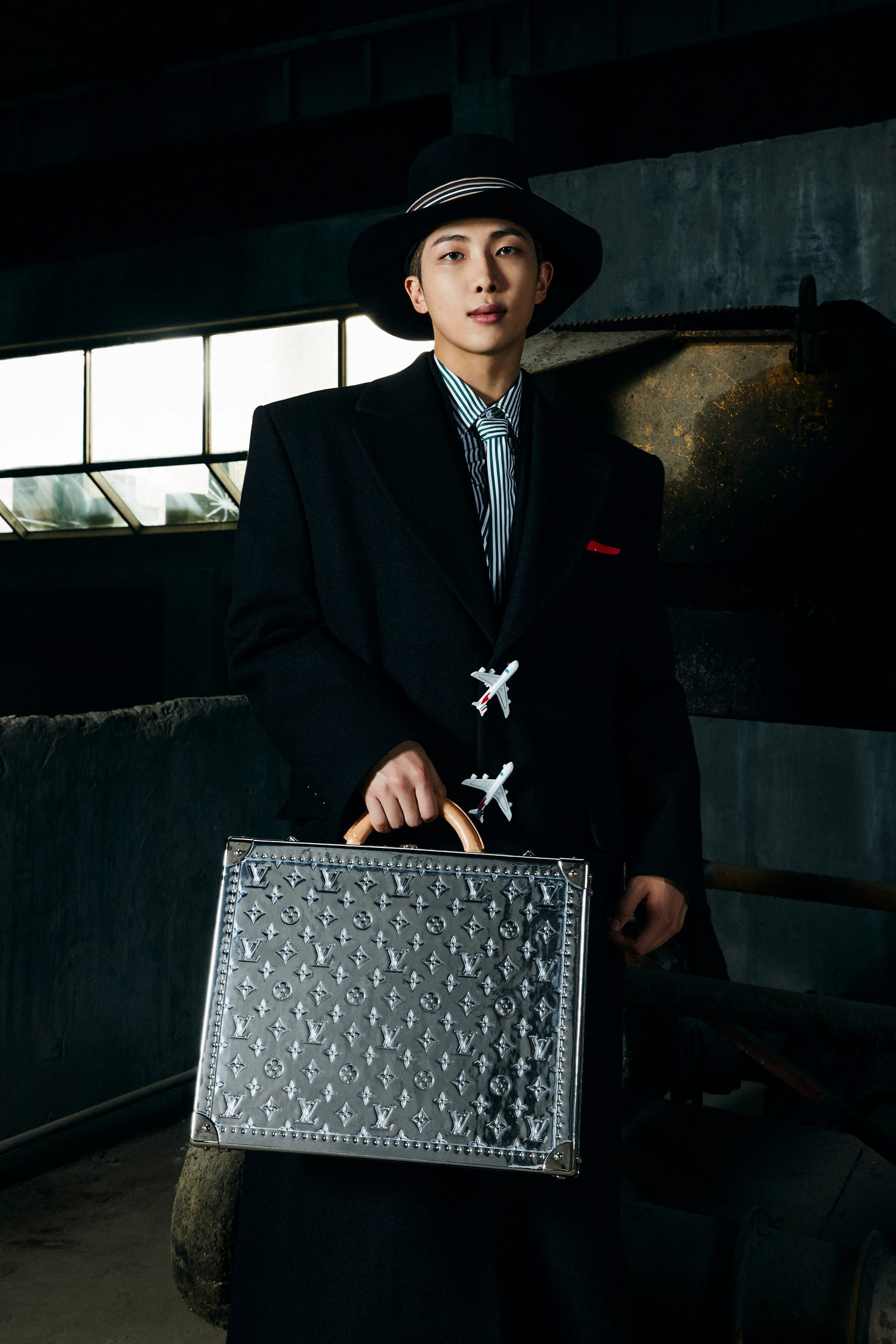 BTS出席Louis Vuitton首爾秋冬時裝騷4大亮點逐一數丨團員V手上的咖啡杯手袋、RM身上的飛機大褸⋯⋯