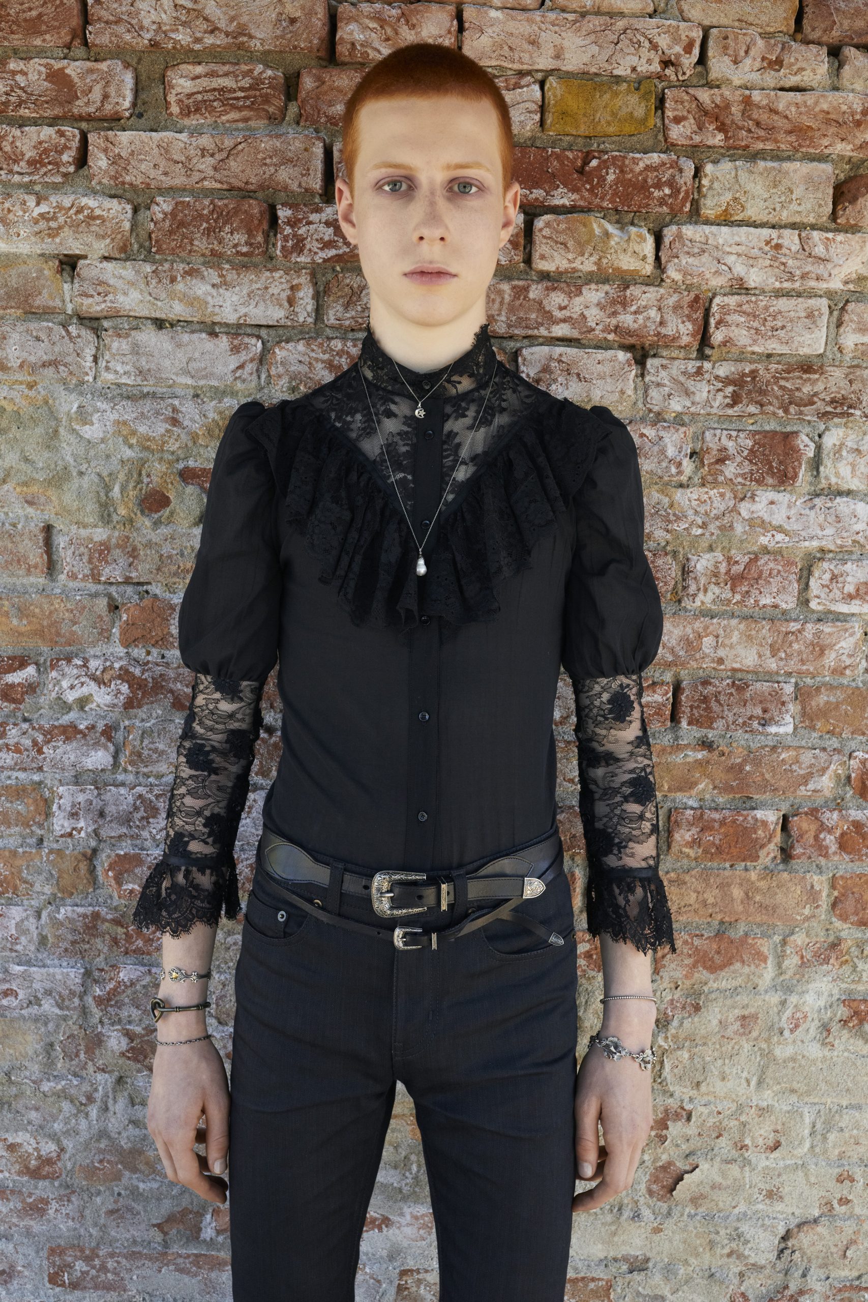 Saint Laurent 2022春夏男裝系列9大亮點逐一數丨泰國男神Gulf Kanawut隔空加持、露臍裝你又敢穿嗎？
