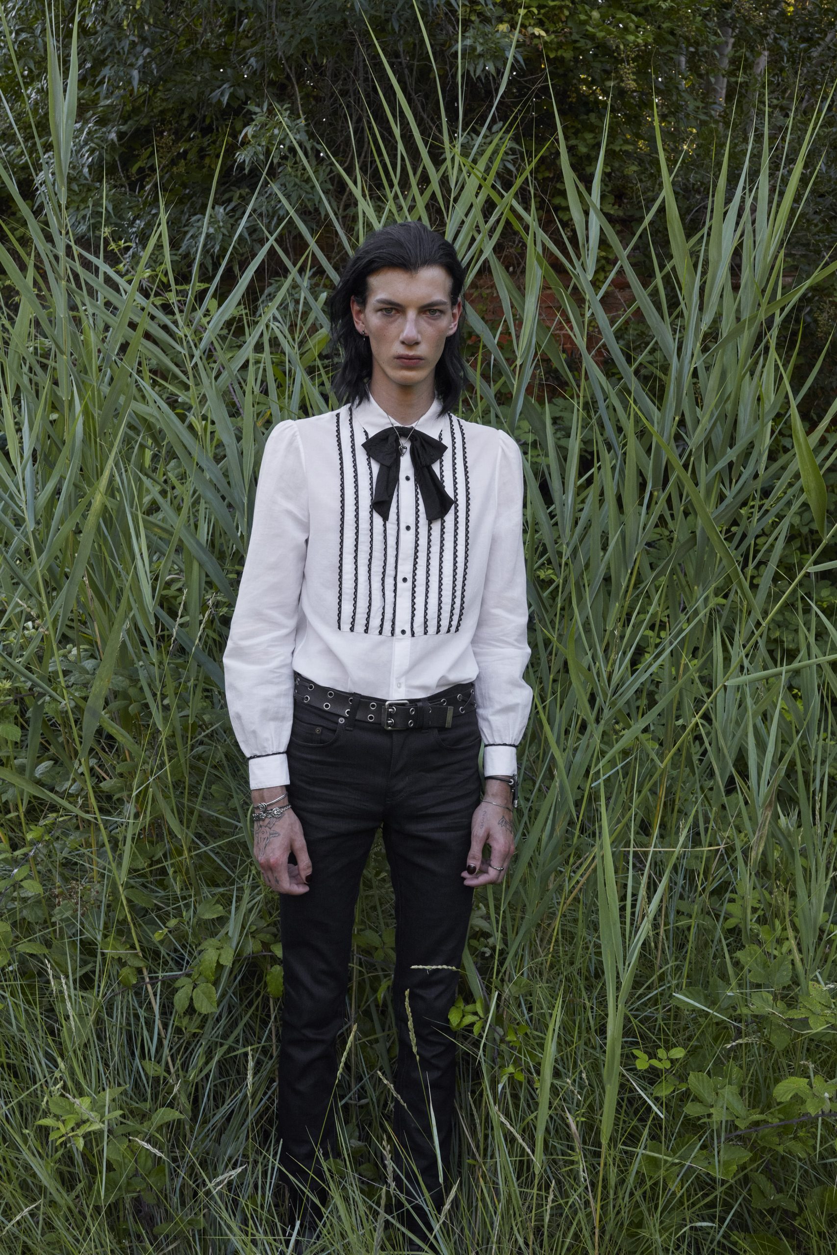 Saint Laurent 2022春夏男裝系列9大亮點逐一數丨泰國男神Gulf Kanawut隔空加持、露臍裝你又敢穿嗎？