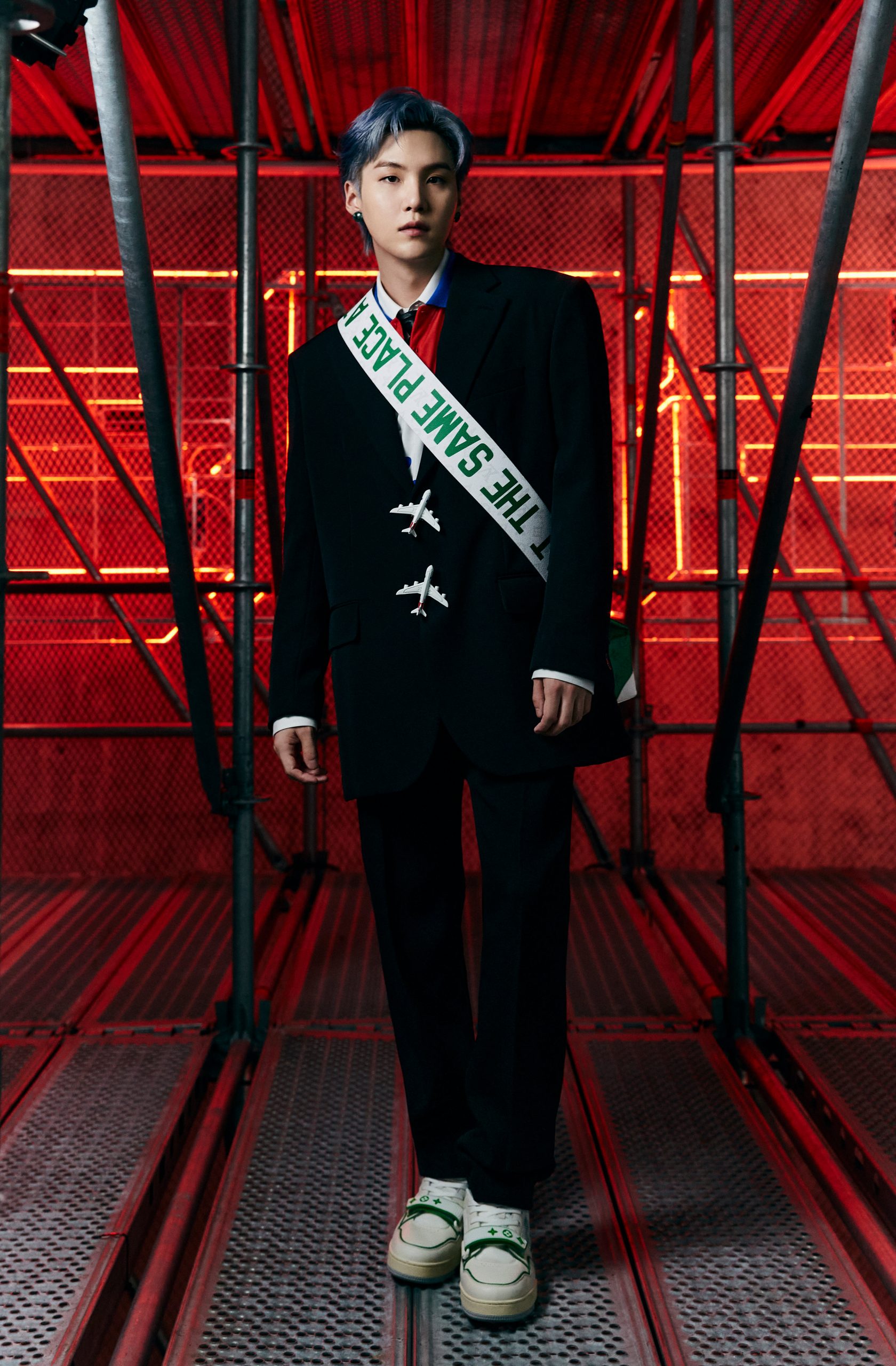 BTS出席Louis Vuitton首爾秋冬時裝騷4大亮點逐一數丨團員V手上的咖啡杯手袋、RM身上的飛機大褸⋯⋯