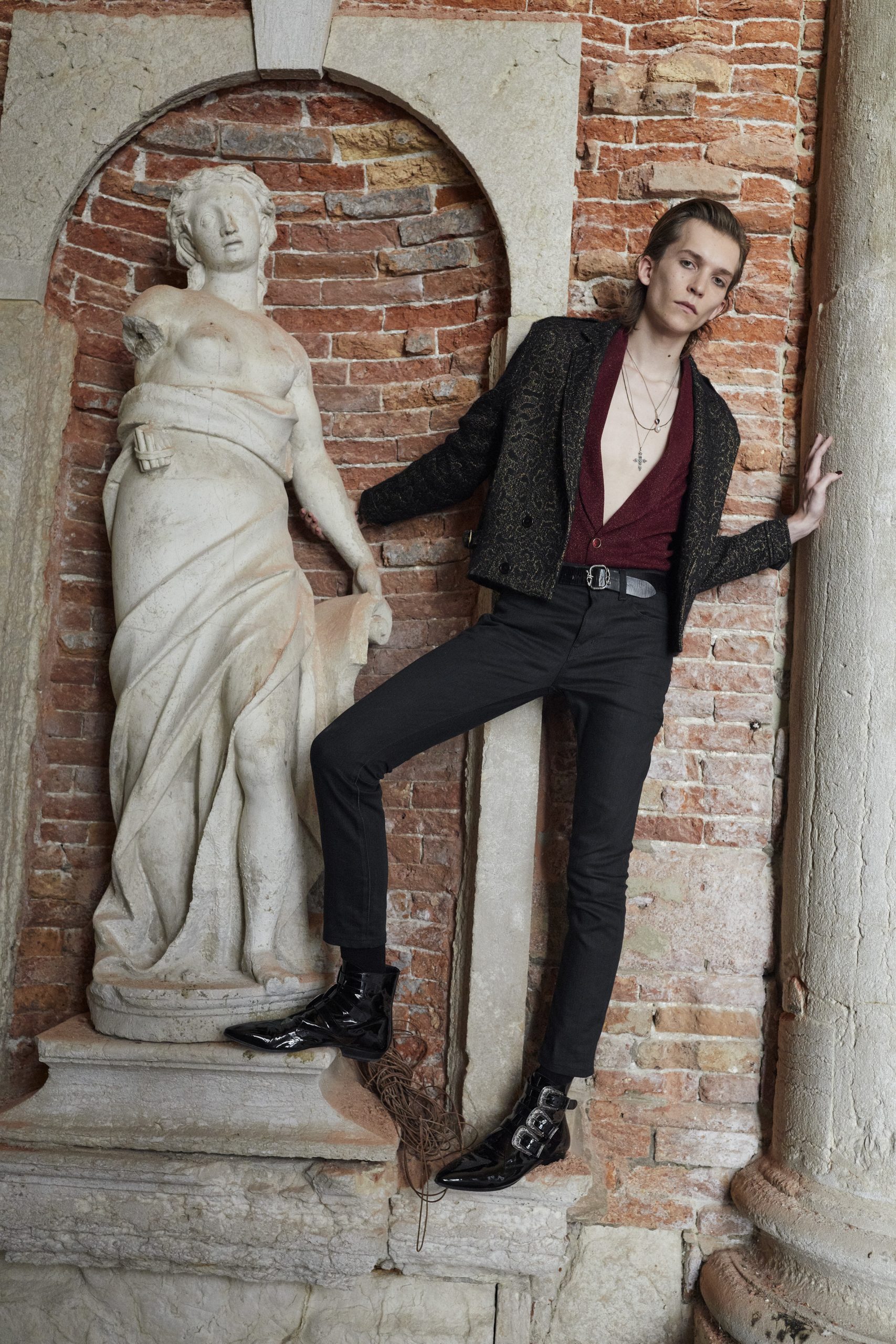 Saint Laurent 2022春夏男裝系列9大亮點逐一數丨泰國男神Gulf Kanawut隔空加持、露臍裝你又敢穿嗎？