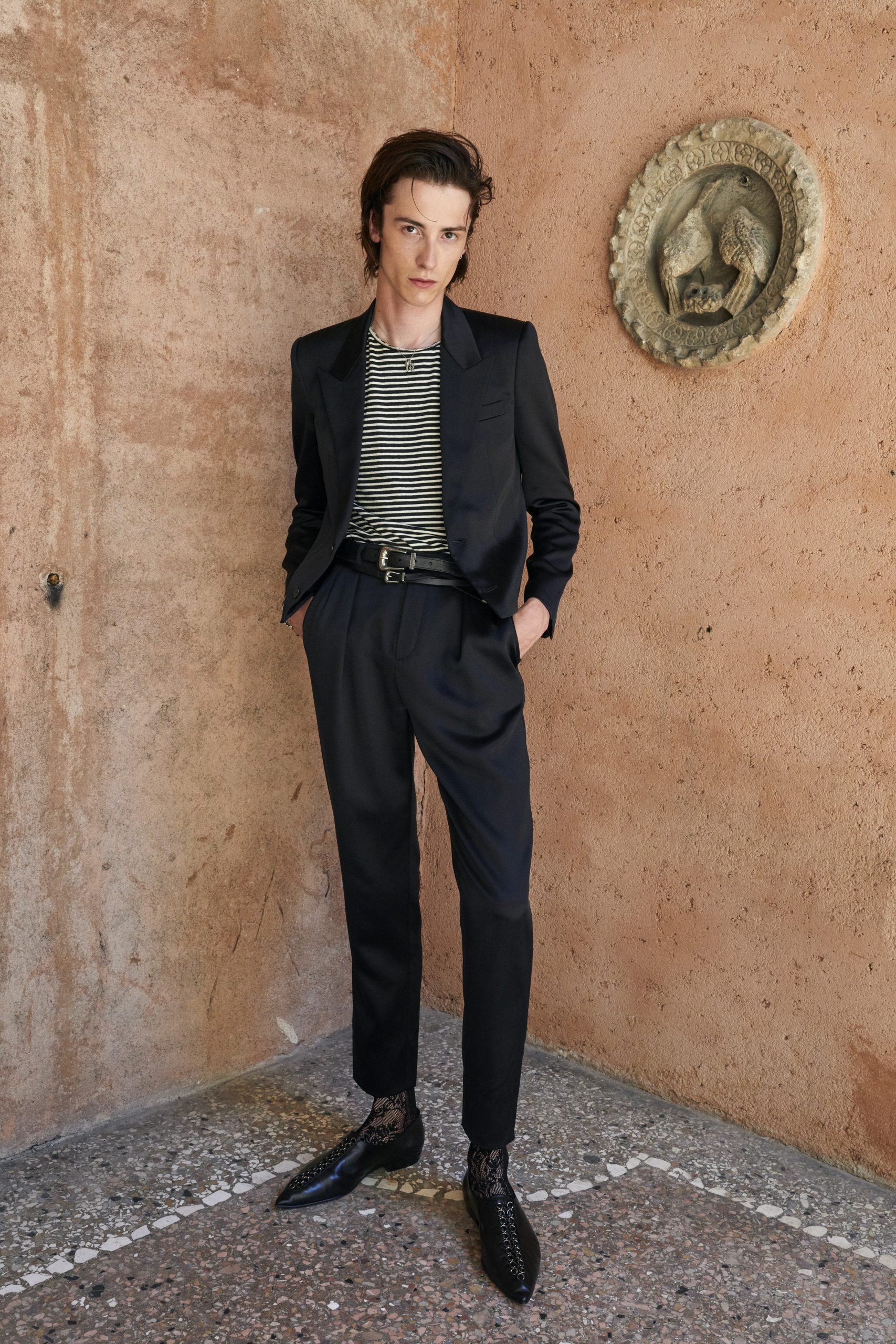 Saint Laurent 2022春夏男裝系列9大亮點逐一數丨泰國男神Gulf Kanawut隔空加持、露臍裝你又敢穿嗎？