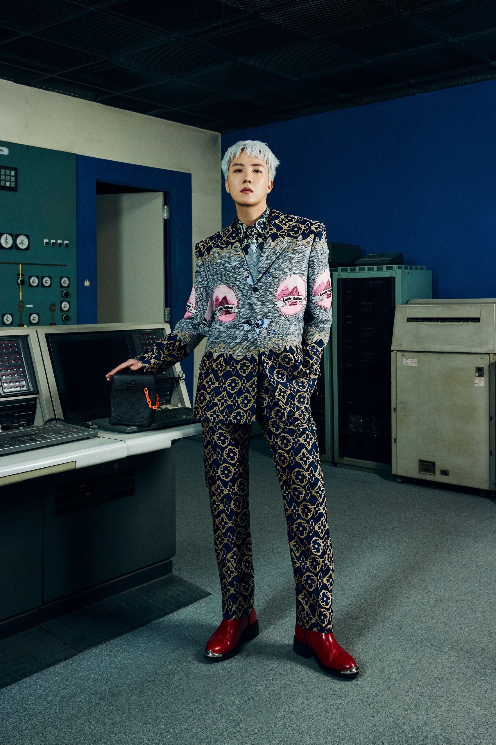 BTS出席Louis Vuitton首爾秋冬時裝騷4大亮點逐一數丨團員V手上的咖啡杯手袋、RM身上的飛機大褸⋯⋯
