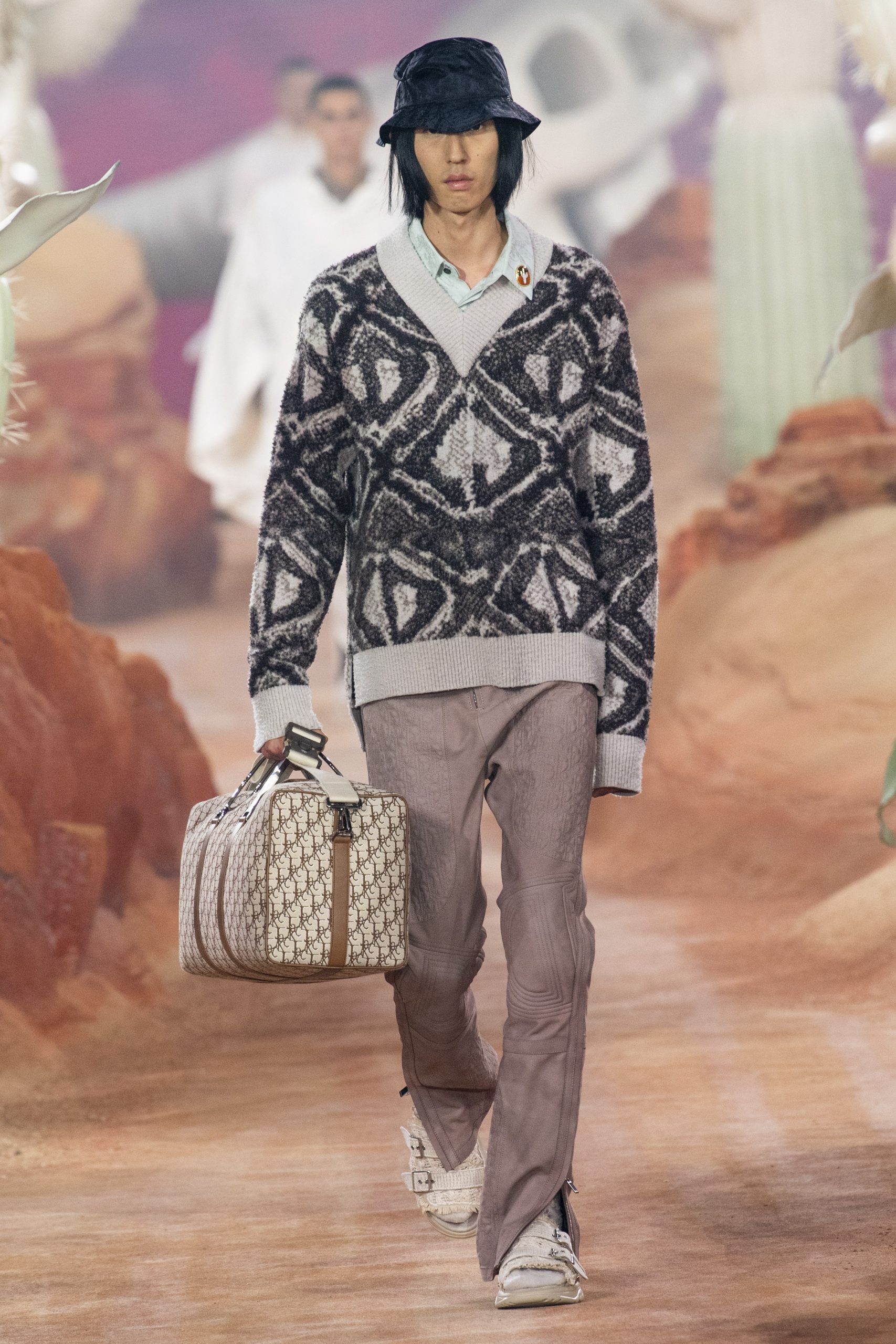 Dior Men 2022春夏男裝系列12大看點丨首個高級男裝珠寶、雙層Saddle馬鞍袋與Travis Scott合作引爆熱話