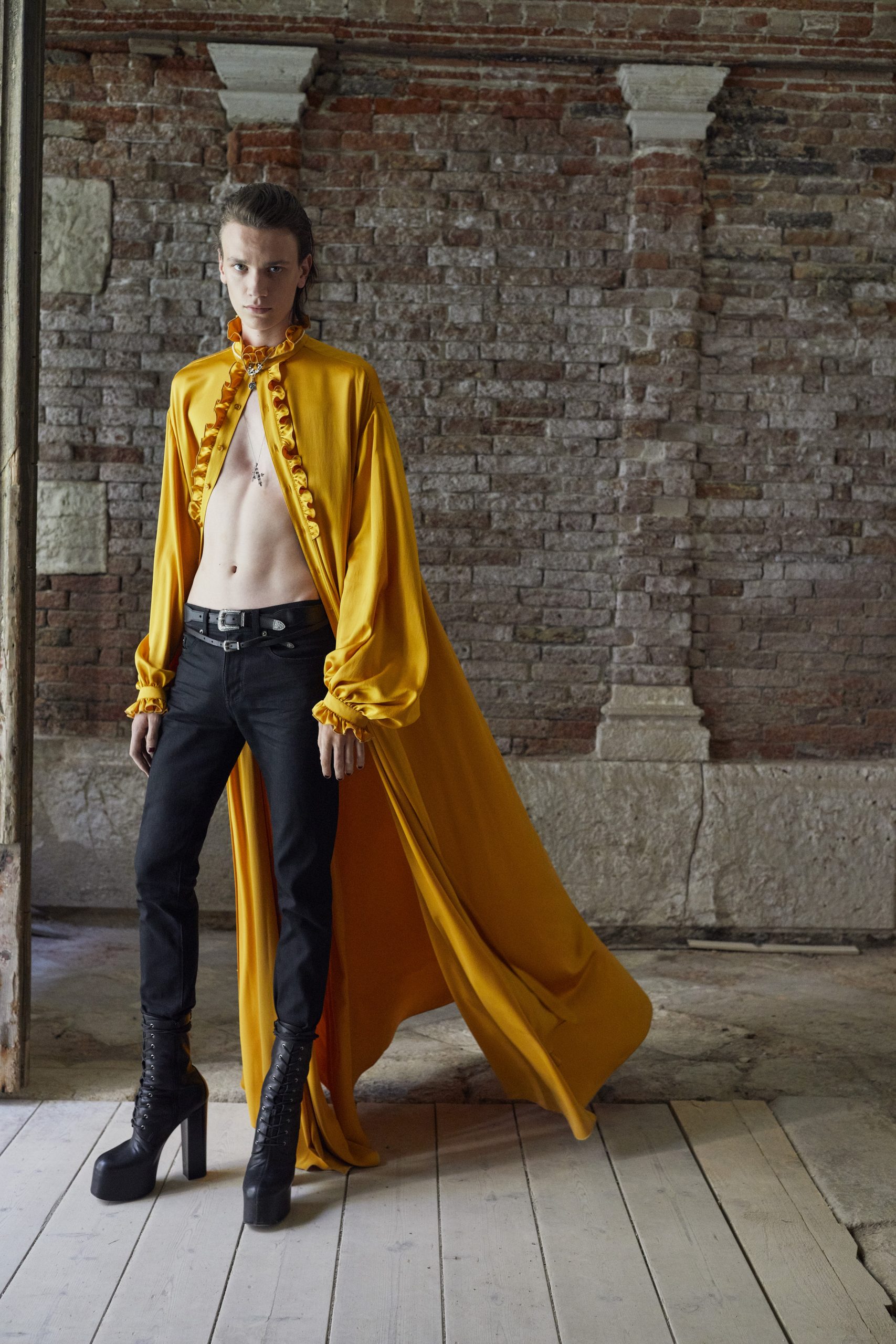 Saint Laurent 2022春夏男裝系列9大亮點逐一數丨泰國男神Gulf Kanawut隔空加持、露臍裝你又敢穿嗎？