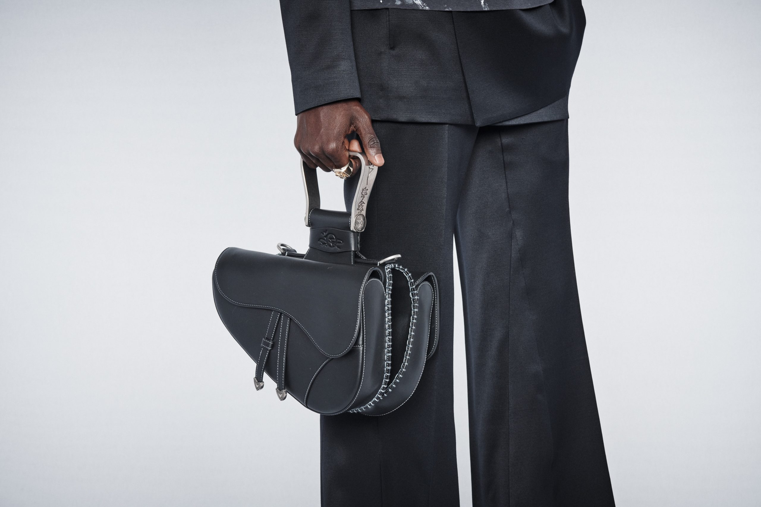 Dior Men 2022春夏男裝系列12大看點丨首個高級男裝珠寶、雙層Saddle馬鞍袋與Travis Scott合作引爆熱話