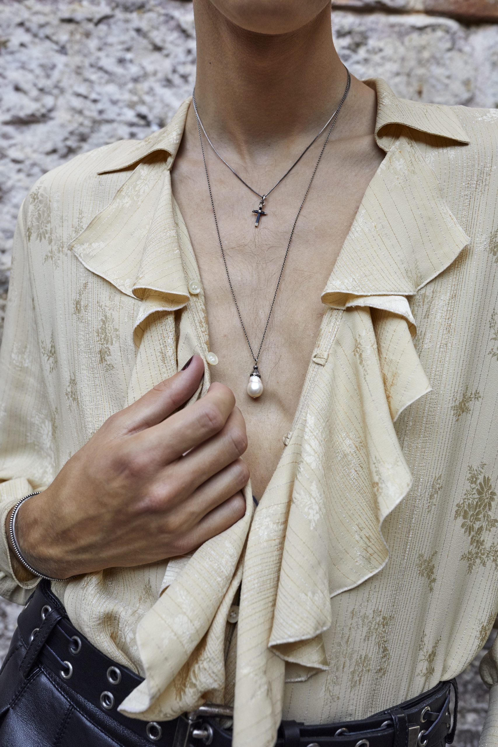Saint Laurent 2022春夏男裝系列9大亮點逐一數丨泰國男神Gulf Kanawut隔空加持、露臍裝你又敢穿嗎？