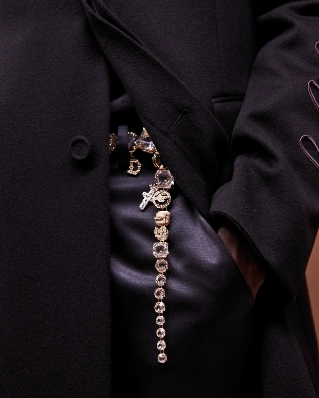 Dior Men 2022春夏男裝系列12大看點丨首個高級男裝珠寶、雙層Saddle馬鞍袋與Travis Scott合作引爆熱話