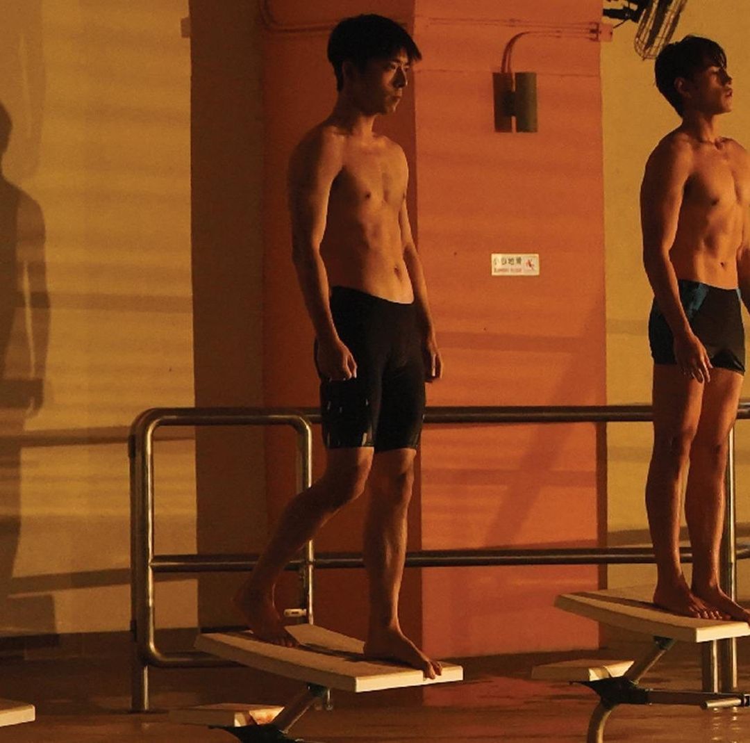 在游泳新劇《I SWIM》大騷結實肌肉丨細數MIRROR成員Edan呂爵安的魅力時尚造型