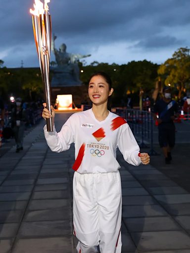 東京奧運開幕丨重溫國民女神石原里美擔任火炬手傳遞聖火造型