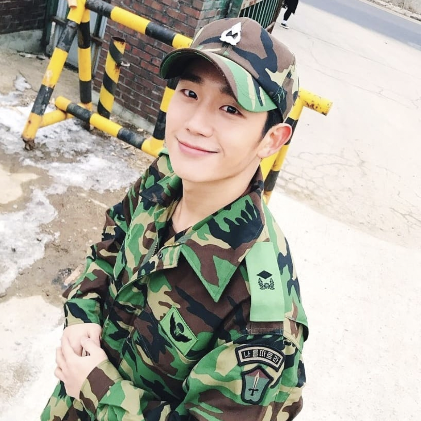 Netflix新劇《DP：逃兵追緝令》討論度很高丨在劇中操肌演軍人的丁海寅私下最愛這5種暖男造型
