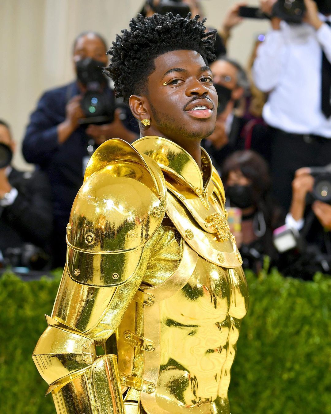Met Gala 2021丨饒舌歌手Lil Nas X化身聖鬥士星矢、Timothée Chalamet穿Converse行紅地毯惹來熱烈討論