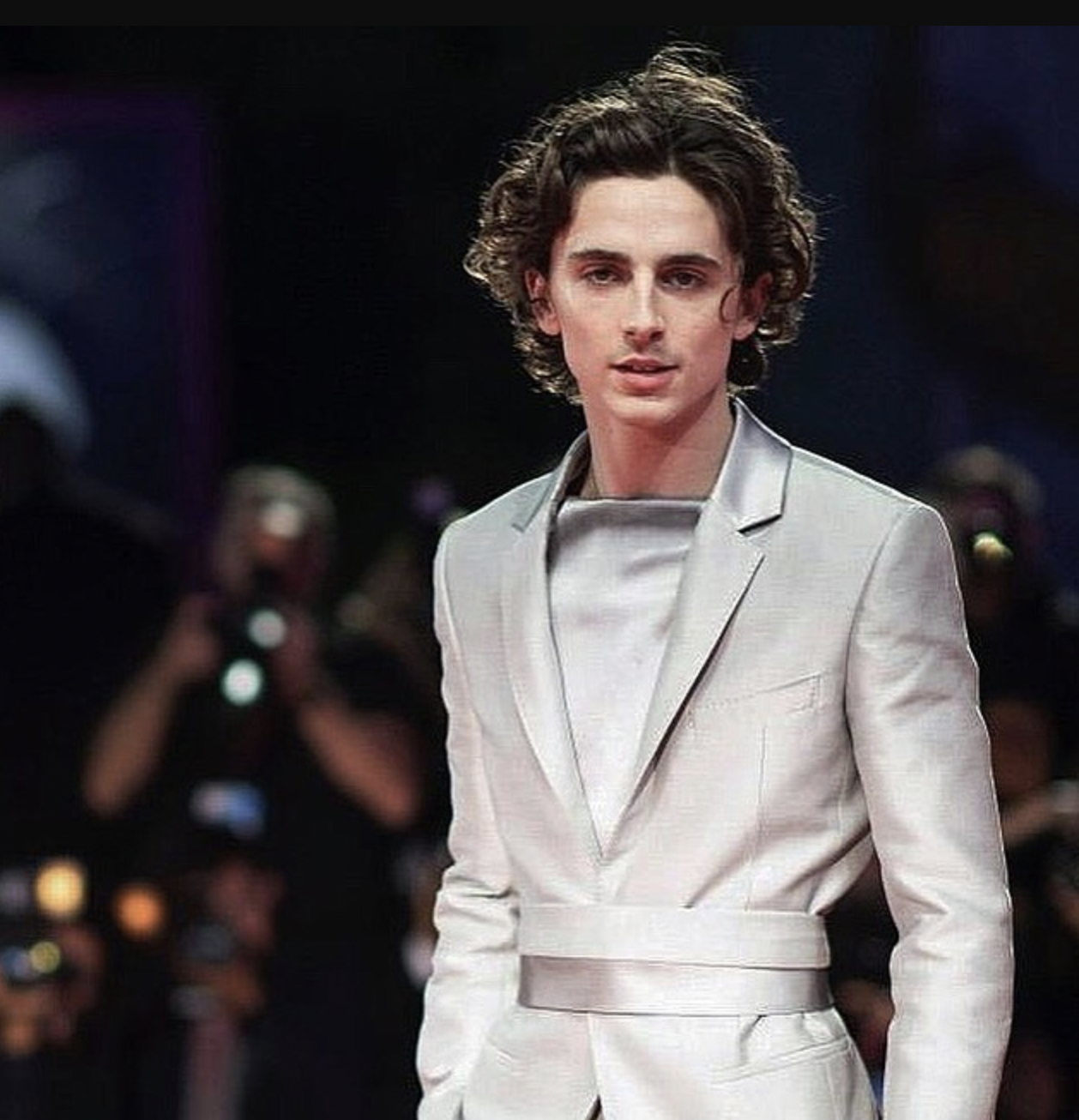 荷里活最時尚男星丨為何「甜茶」Timothée Chalamet獨愛穿Haider Ackermann？