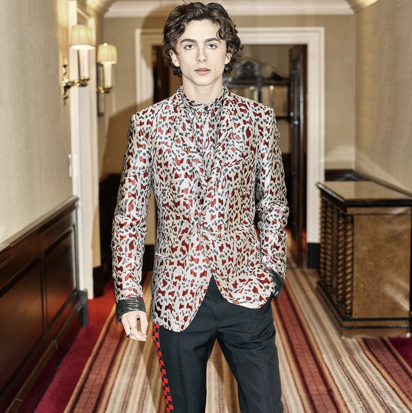 荷里活最時尚男星丨為何「甜茶」Timothée Chalamet獨愛穿Haider Ackermann？