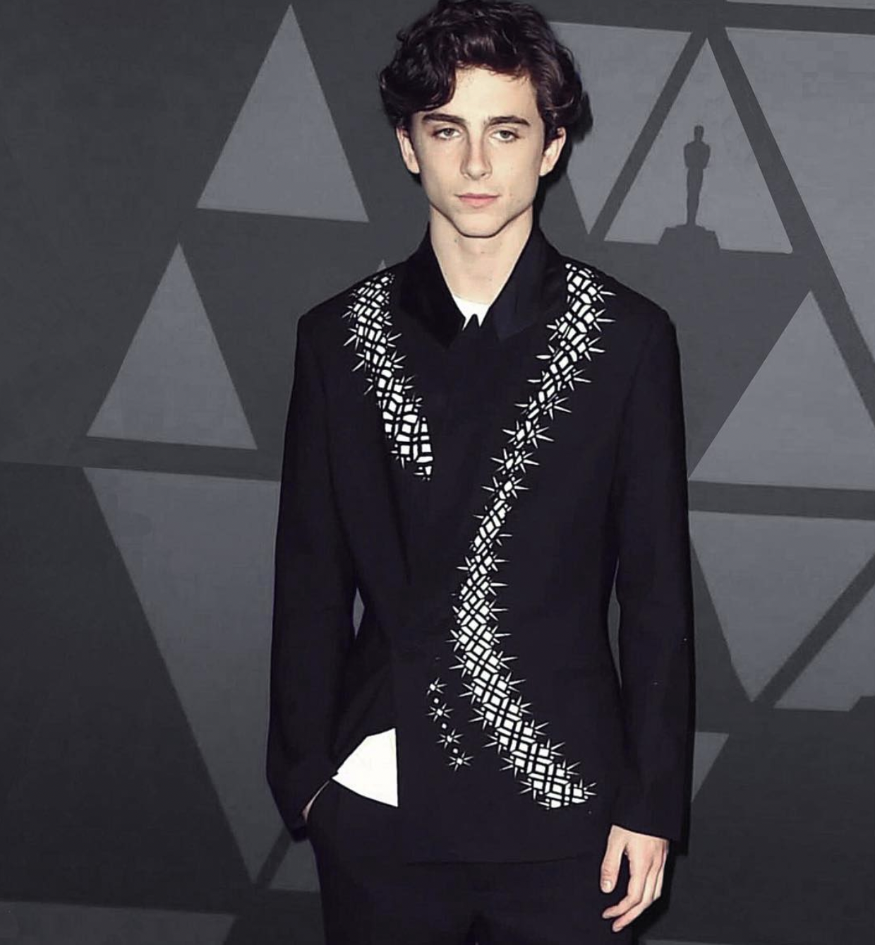 荷里活最時尚男星丨為何「甜茶」Timothée Chalamet獨愛穿Haider Ackermann？