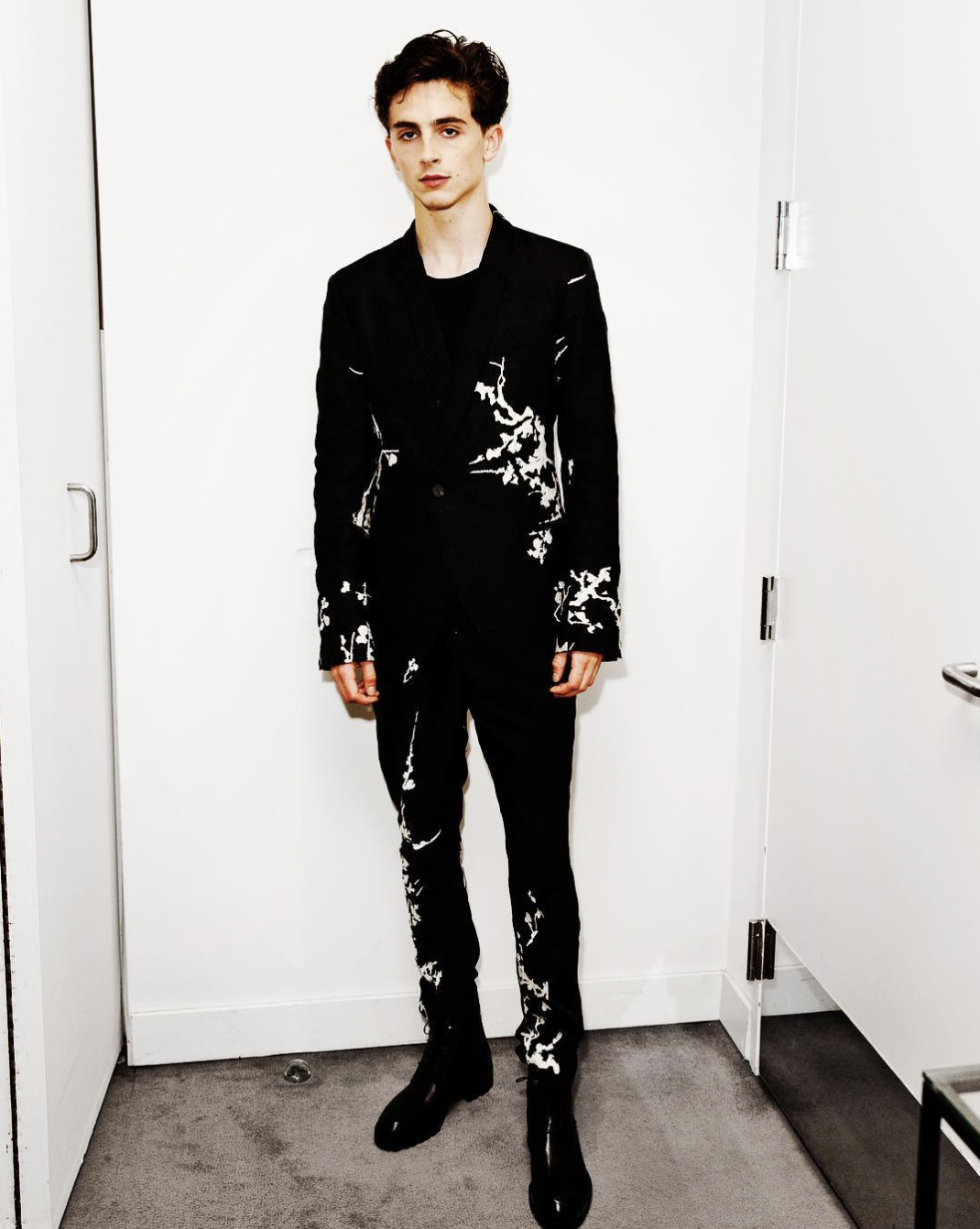 荷里活最時尚男星丨為何「甜茶」Timothée Chalamet獨愛穿Haider Ackermann？
