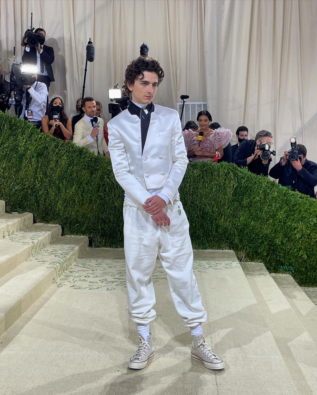 荷里活最時尚男星丨為何「甜茶」Timothée Chalamet獨愛穿Haider Ackermann？