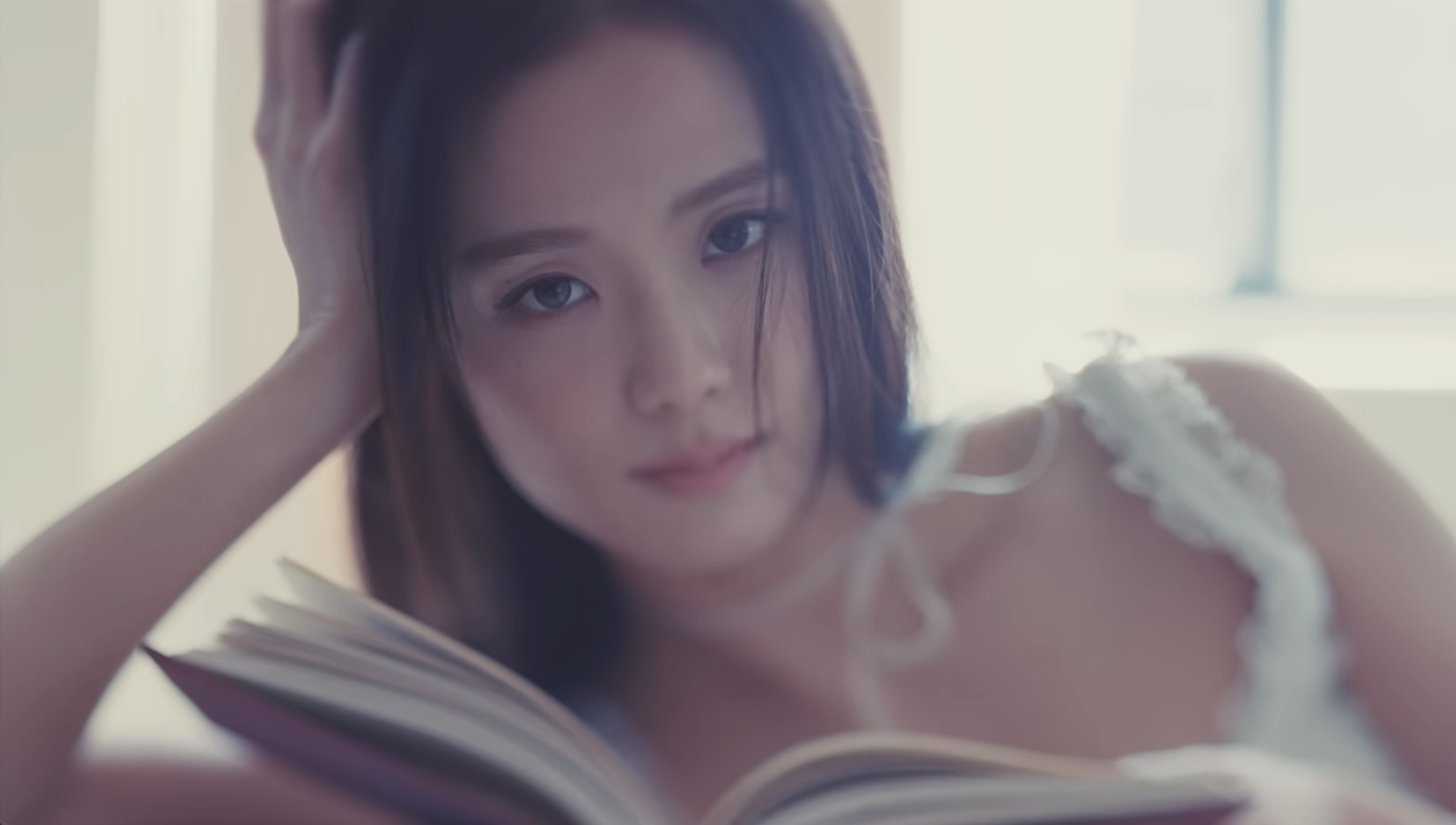 BLACKPINK金智秀Solo歌曲〈FLOWER〉開花舞掀起全球模仿熱潮｜盤點Jisoo 5個最吸引男生的女友系穿搭