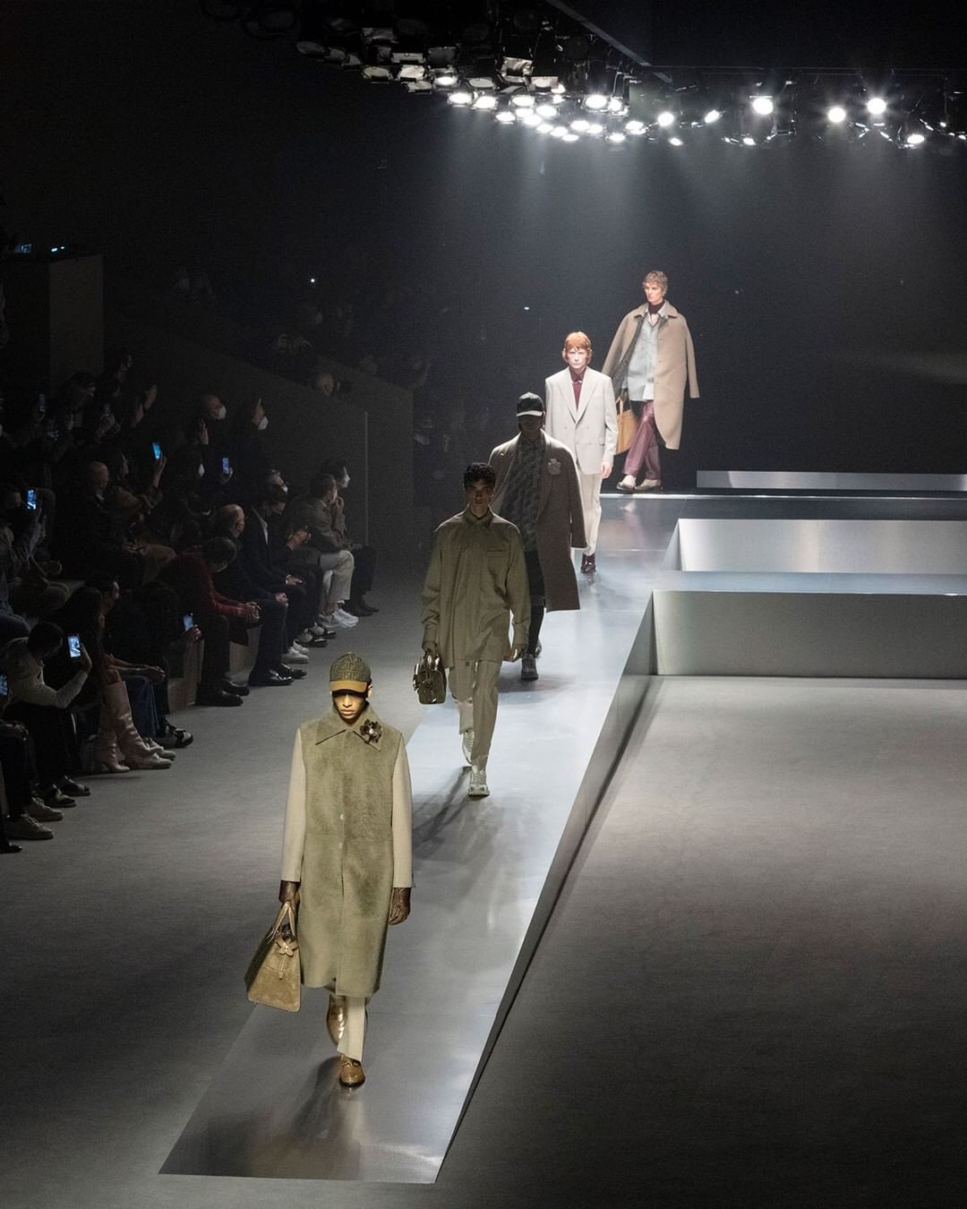 米蘭男裝周Fendi 2022秋冬男裝系列7大亮點一覽丨與LEDGER聯乘推出冷錢包系列、西裝採用Deep V設計