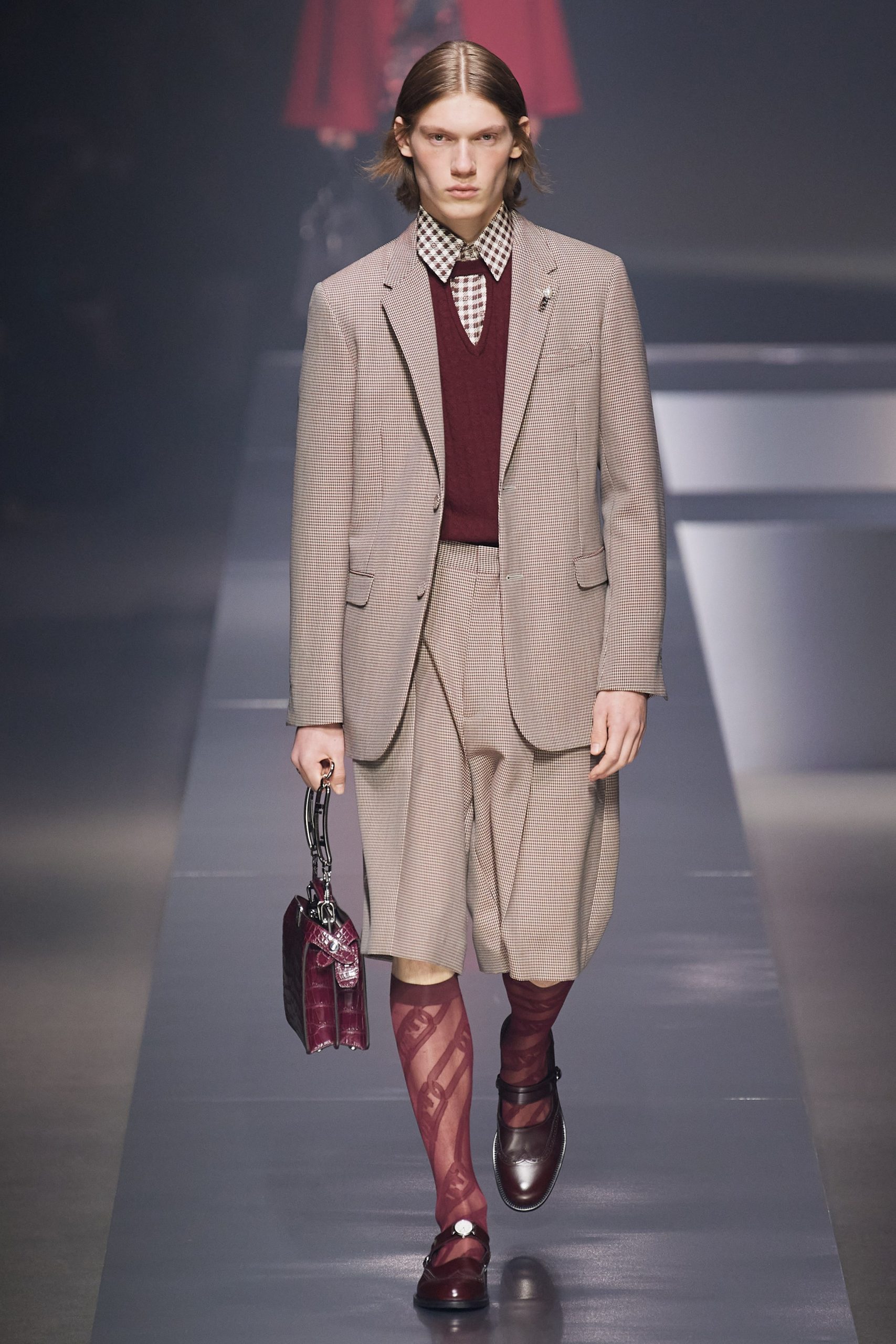 米蘭男裝周Fendi 2022秋冬男裝系列7大亮點一覽丨與LEDGER聯乘推出冷錢包系列、西裝採用Deep V設計