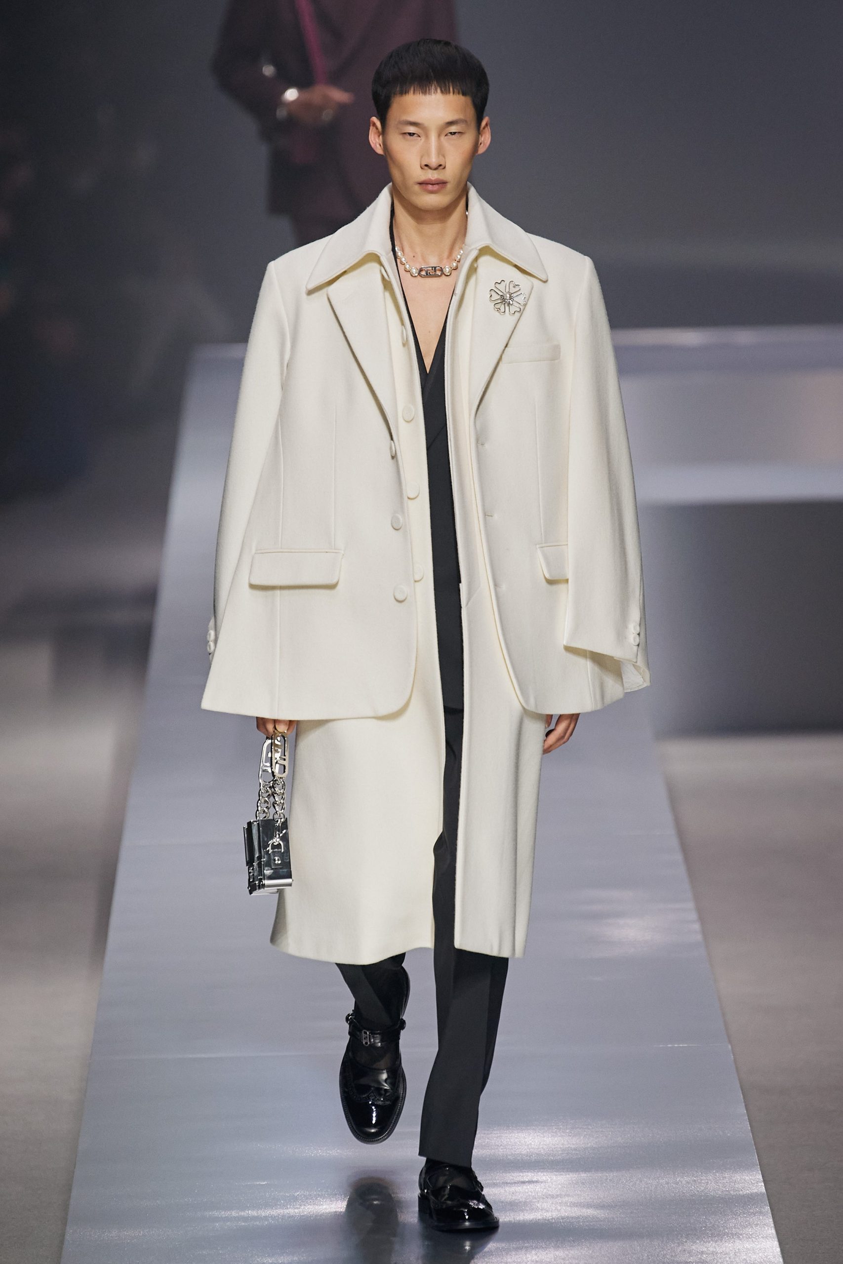米蘭男裝周Fendi 2022秋冬男裝系列7大亮點一覽丨與LEDGER聯乘推出冷錢包系列、西裝採用Deep V設計