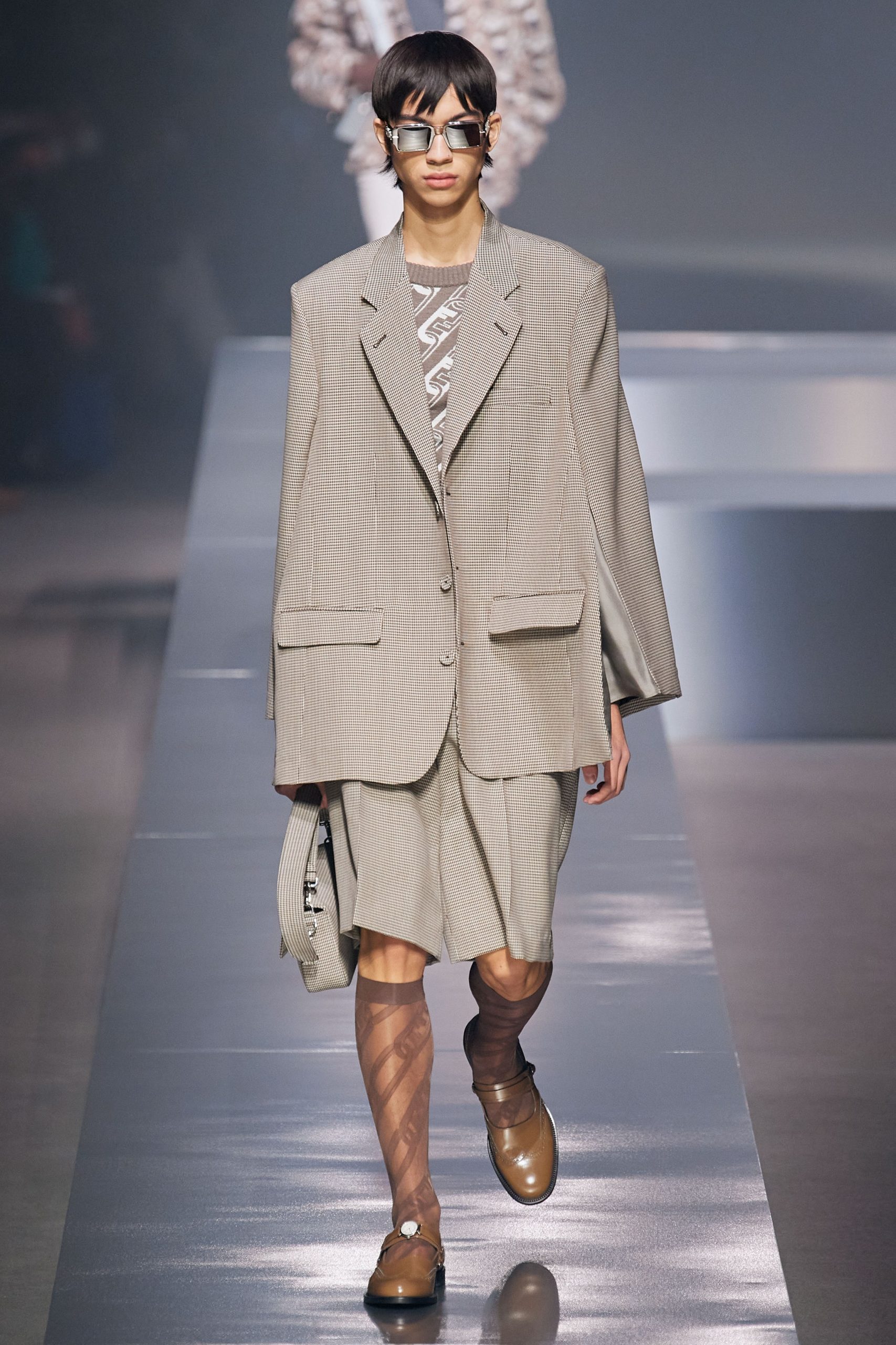 米蘭男裝周Fendi 2022秋冬男裝系列7大亮點一覽丨與LEDGER聯乘推出冷錢包系列、西裝採用Deep V設計