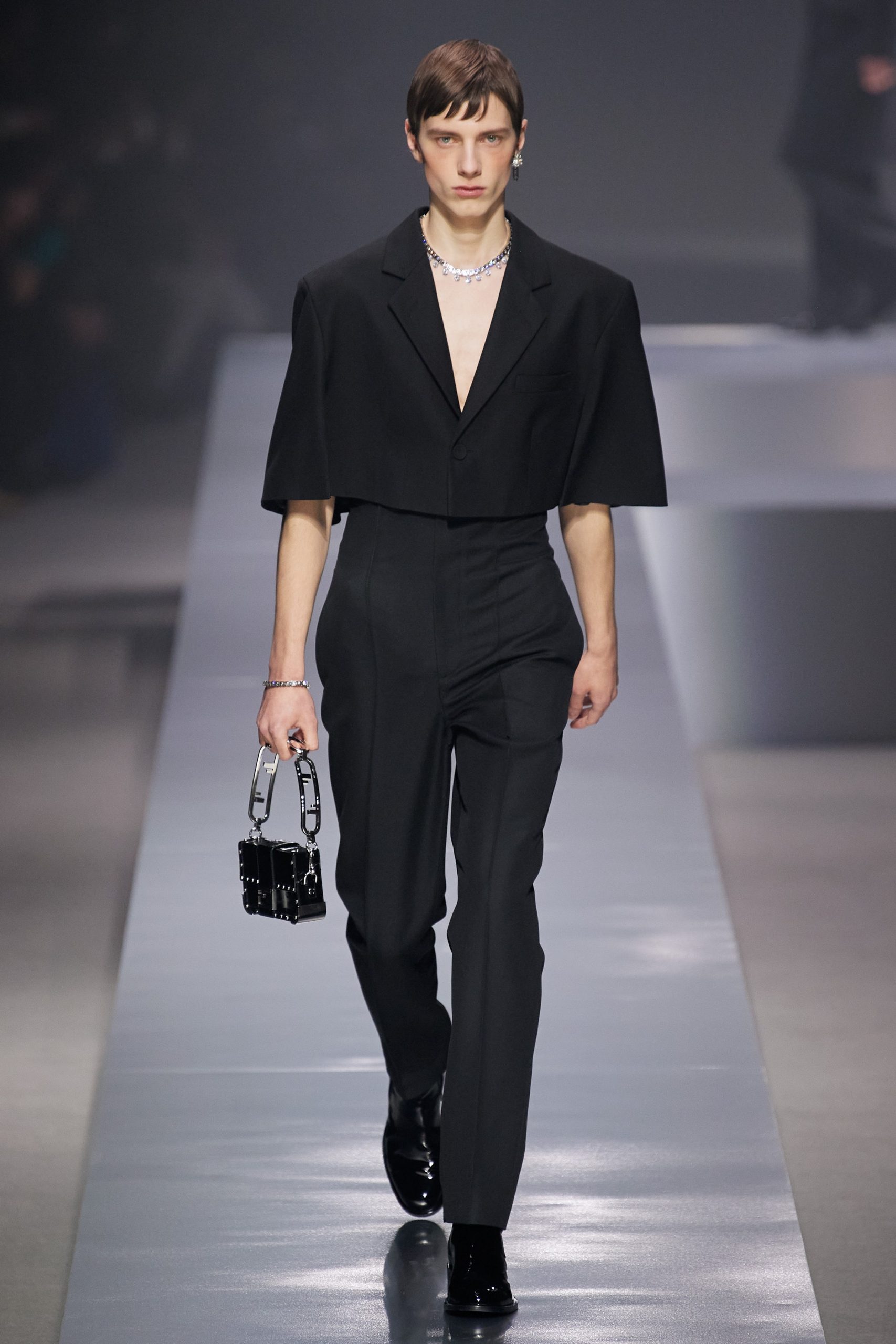 米蘭男裝周Fendi 2022秋冬男裝系列7大亮點一覽丨與LEDGER聯乘推出冷錢包系列、西裝採用Deep V設計