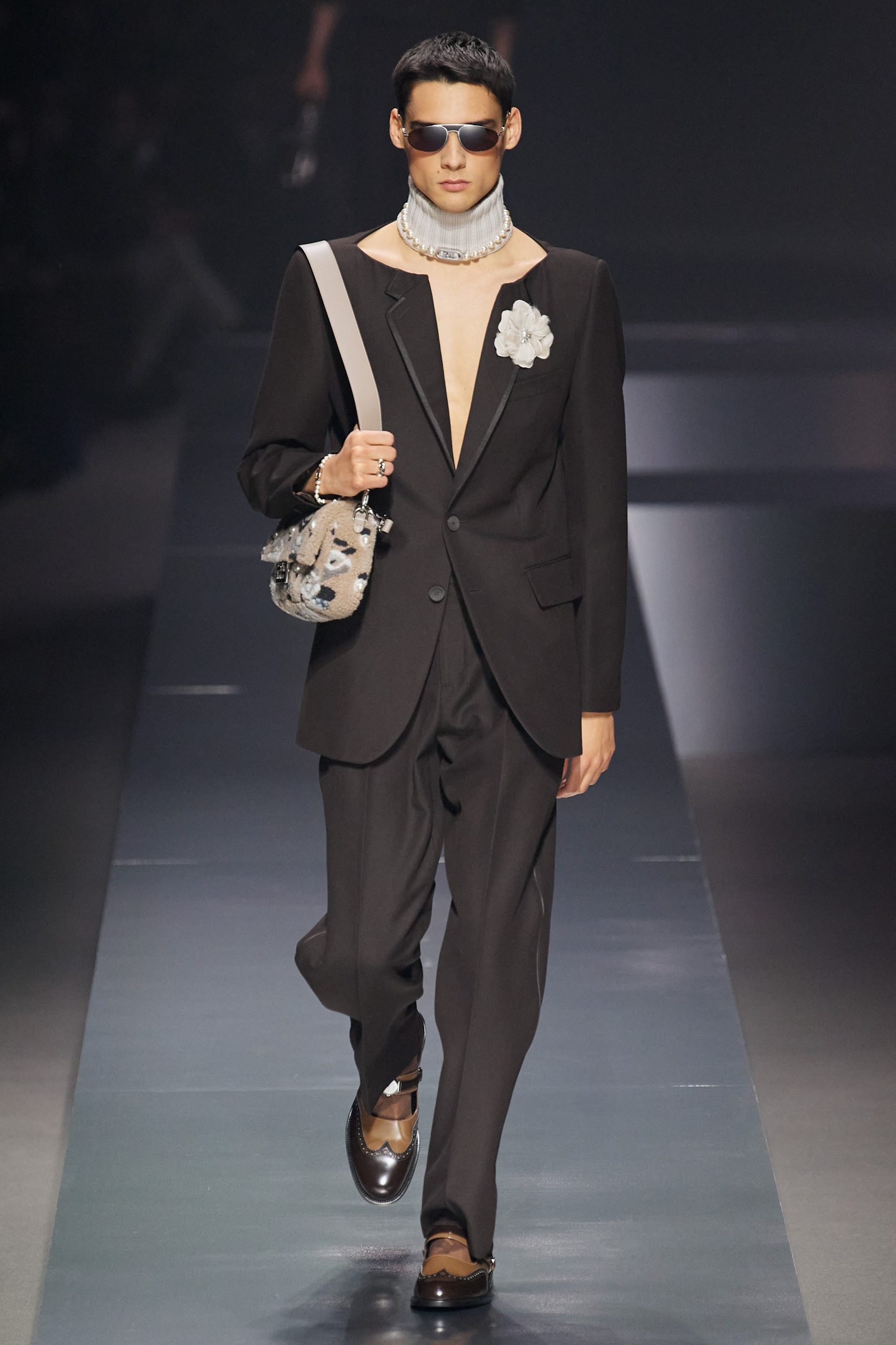 米蘭男裝周Fendi 2022秋冬男裝系列7大亮點一覽丨與LEDGER聯乘推出冷錢包系列、西裝採用Deep V設計