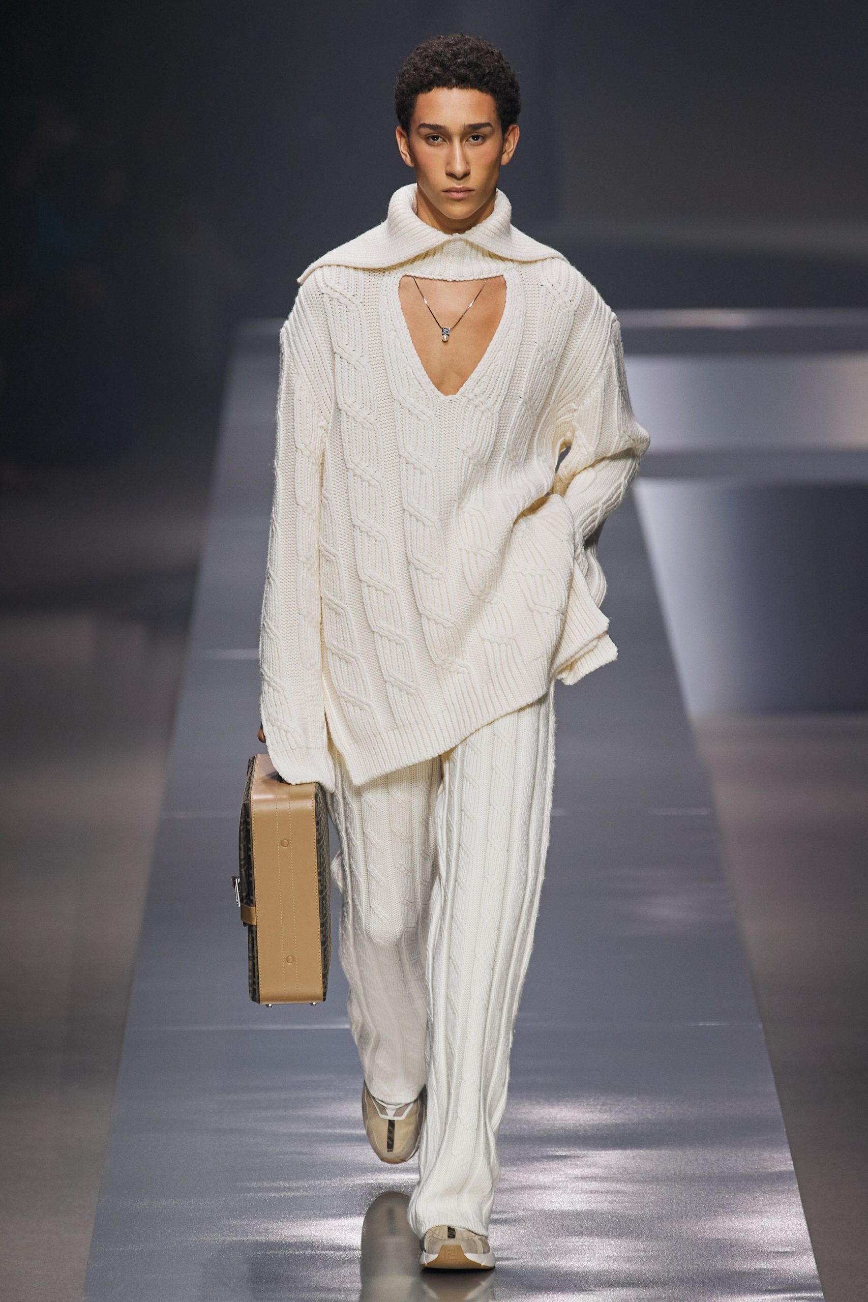 米蘭男裝周Fendi 2022秋冬男裝系列7大亮點一覽丨與LEDGER聯乘推出冷錢包系列、西裝採用Deep V設計
