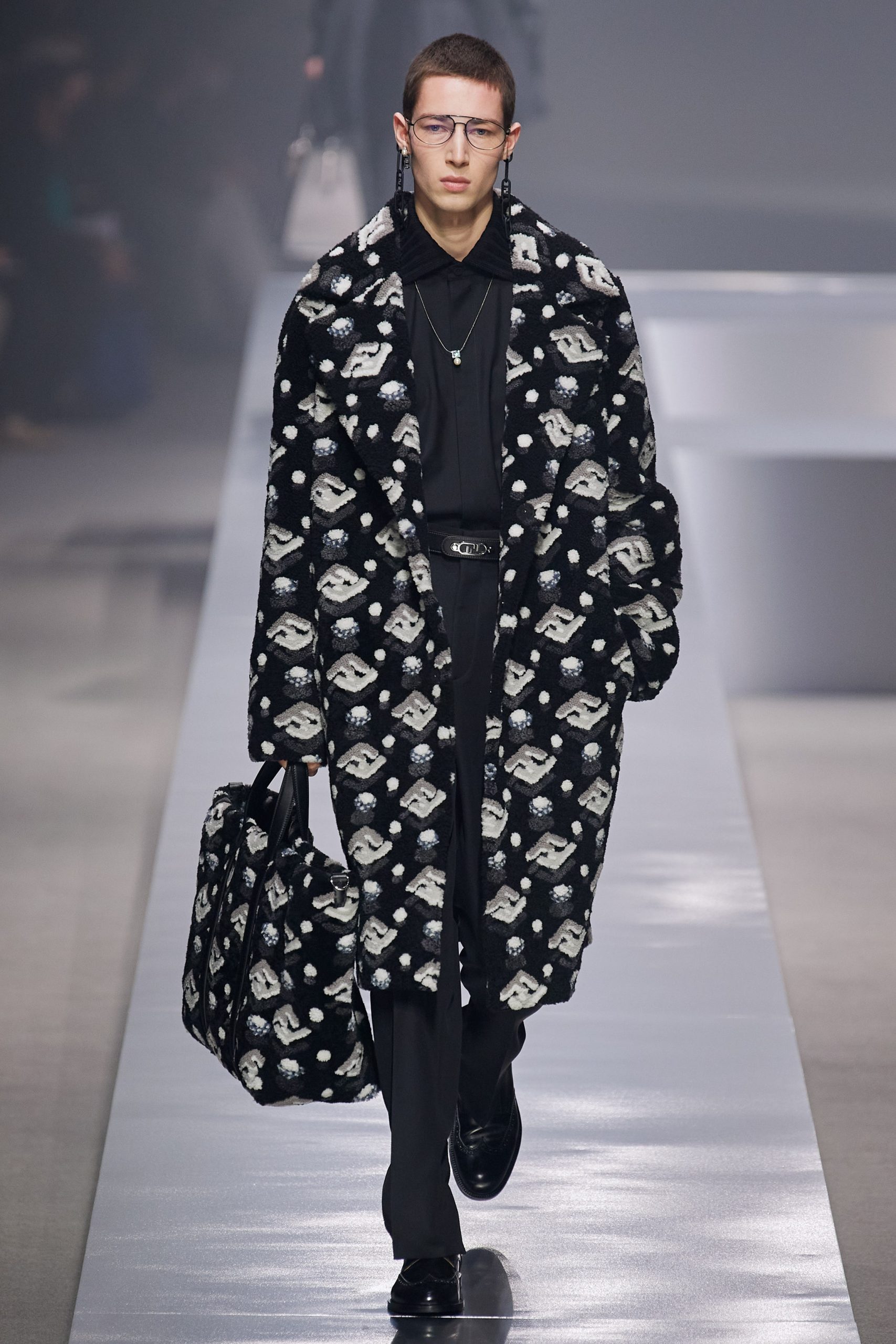 米蘭男裝周Fendi 2022秋冬男裝系列7大亮點一覽丨與LEDGER聯乘推出冷錢包系列、西裝採用Deep V設計