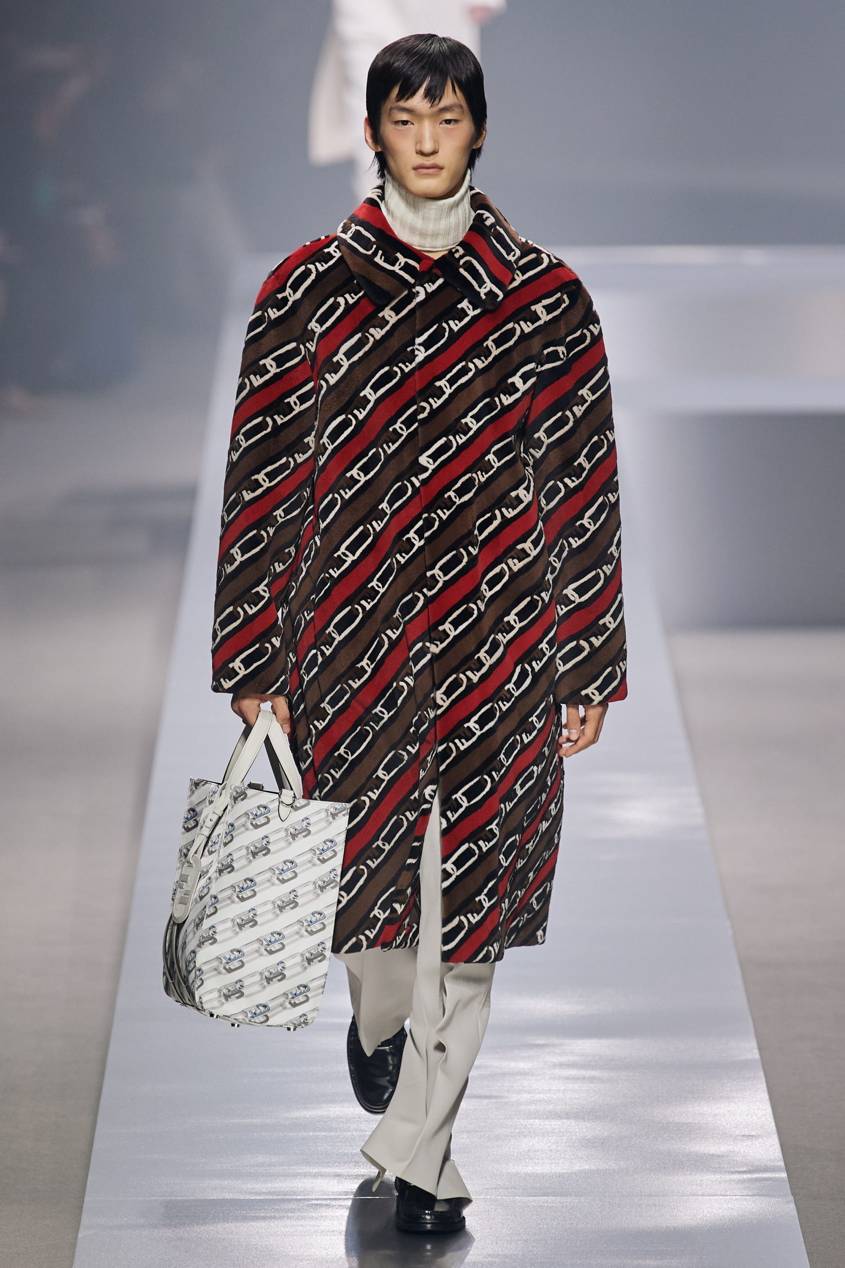 米蘭男裝周Fendi 2022秋冬男裝系列7大亮點一覽丨與LEDGER聯乘推出冷錢包系列、西裝採用Deep V設計