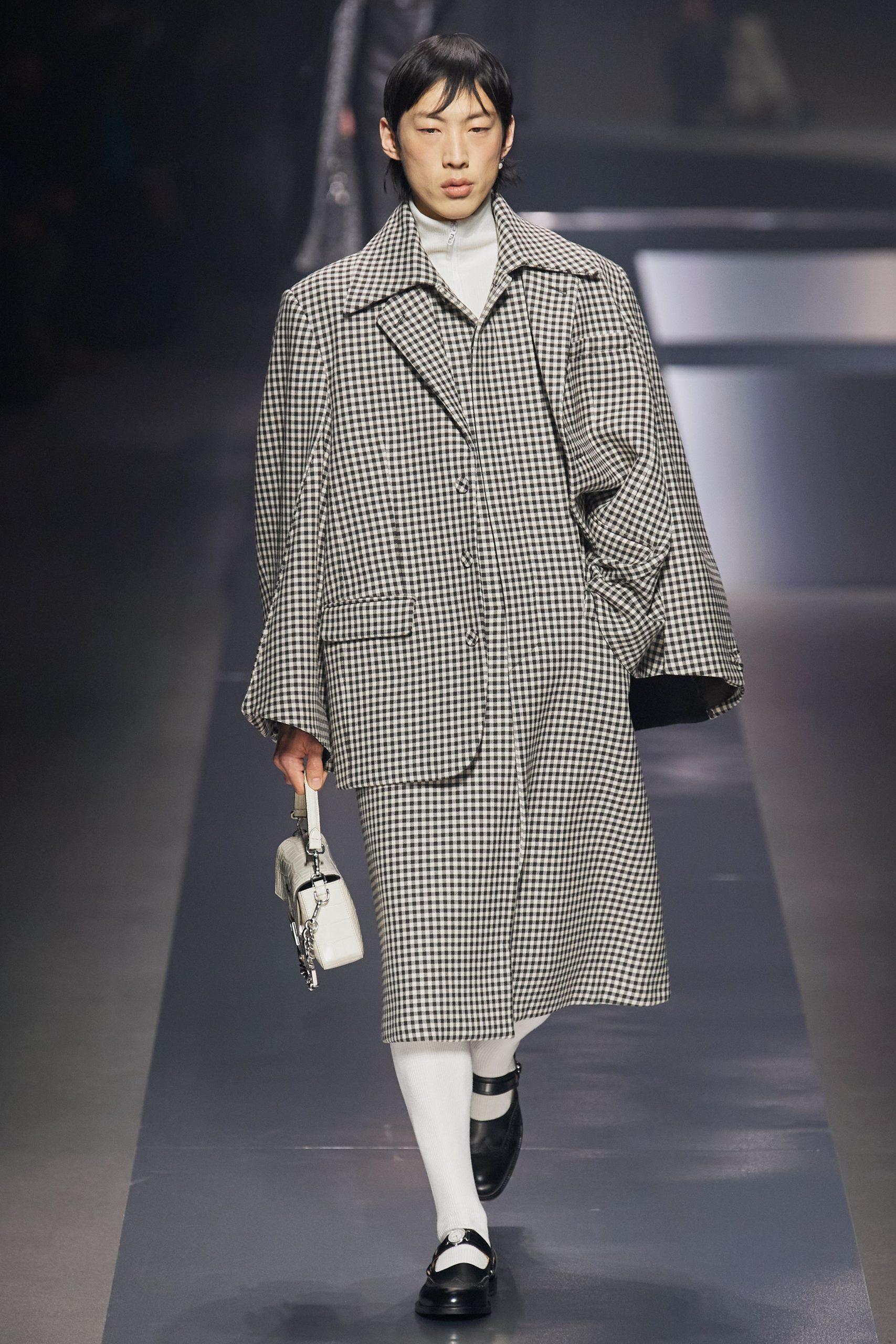 米蘭男裝周Fendi 2022秋冬男裝系列7大亮點一覽丨與LEDGER聯乘推出冷錢包系列、西裝採用Deep V設計