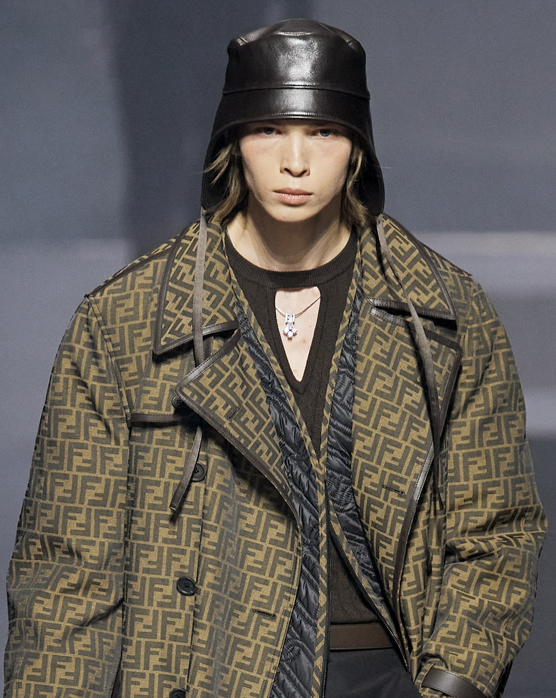 米蘭男裝周Fendi 2022秋冬男裝系列7大亮點一覽丨與LEDGER聯乘推出冷錢包系列、西裝採用Deep V設計