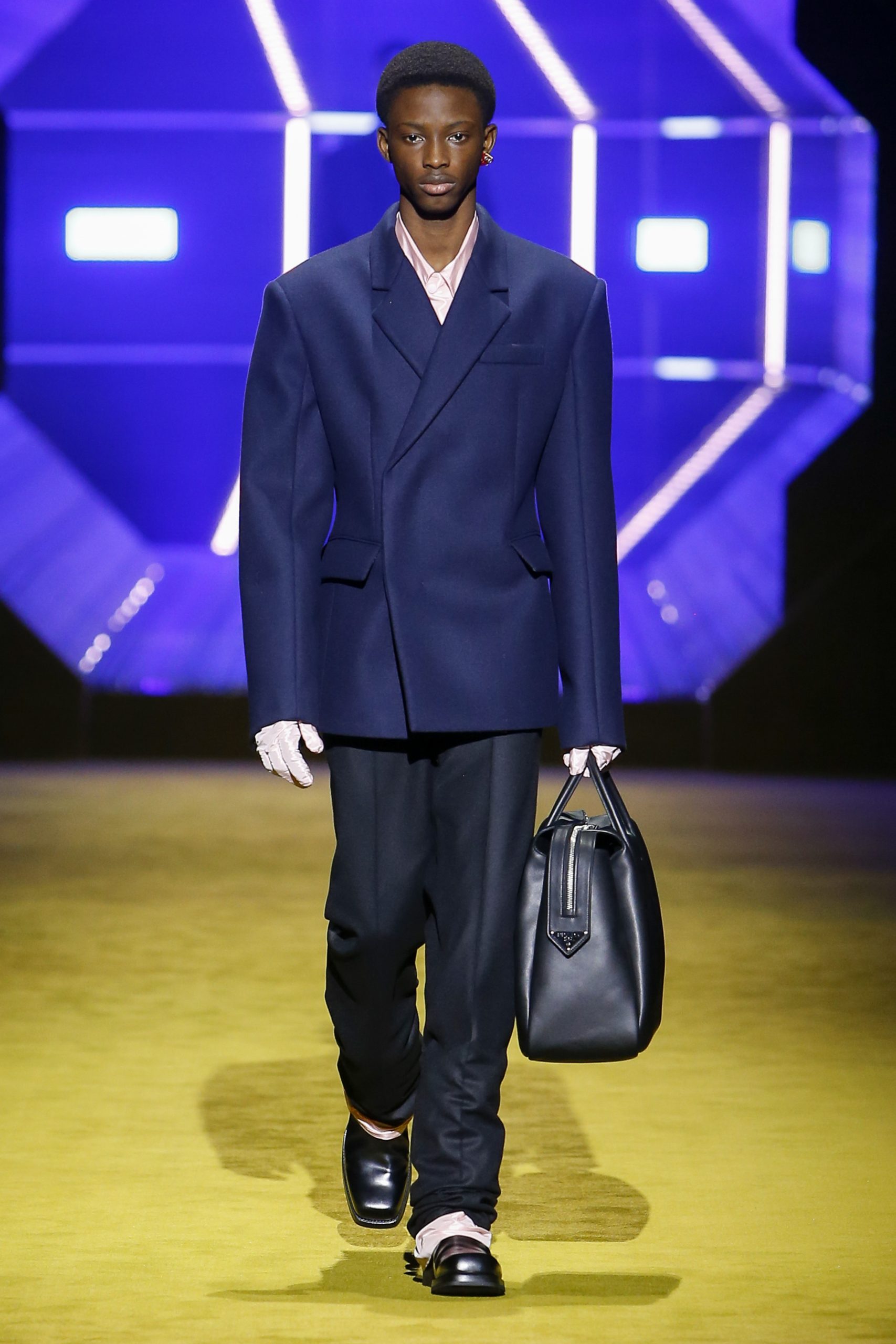 盤點Prada 2022秋冬男裝系列9大看點丨《侏儸紀公園》Jeff Goldblum擔任模特兒、工作服重拾儀式感