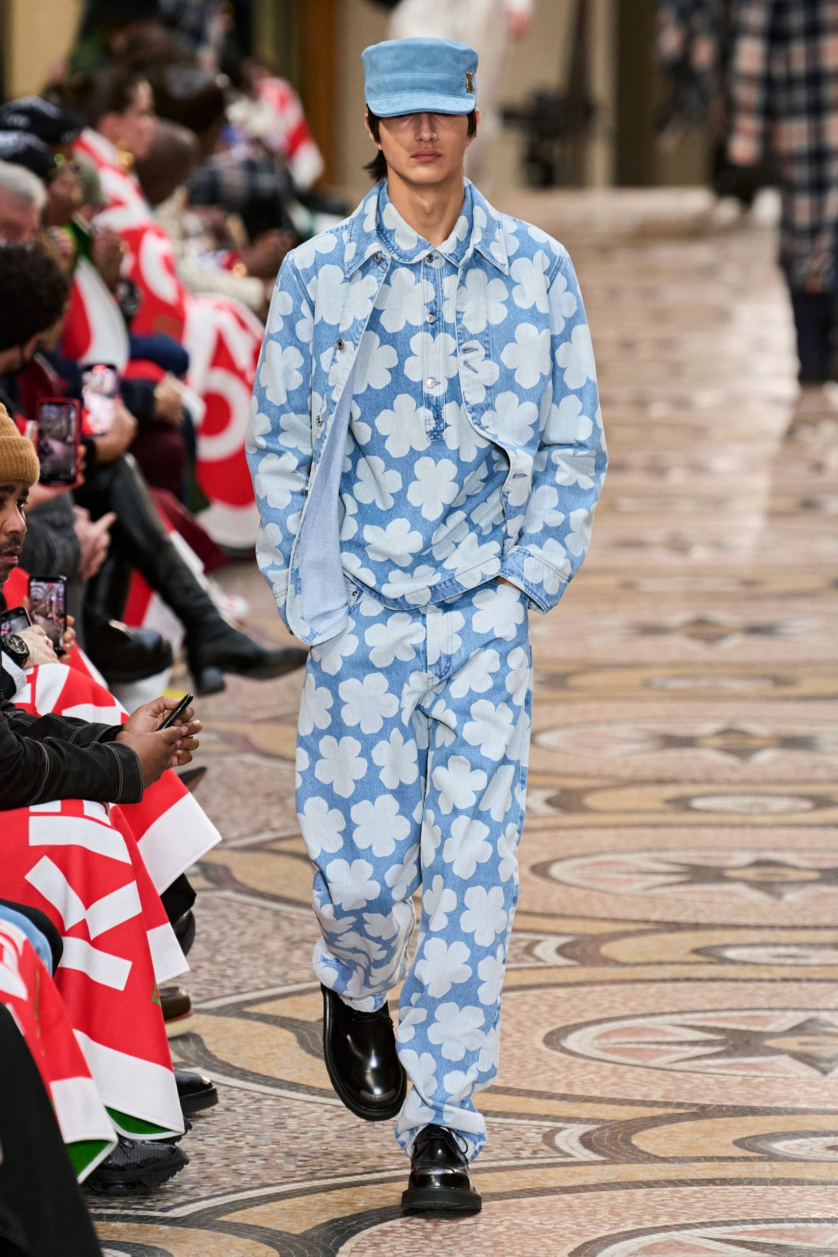 Loewe、Paul Smith及Kenzo 2022 秋冬男裝系列亮點逐一看|用繽紛印花、燈飾演繹來年冬日男裝