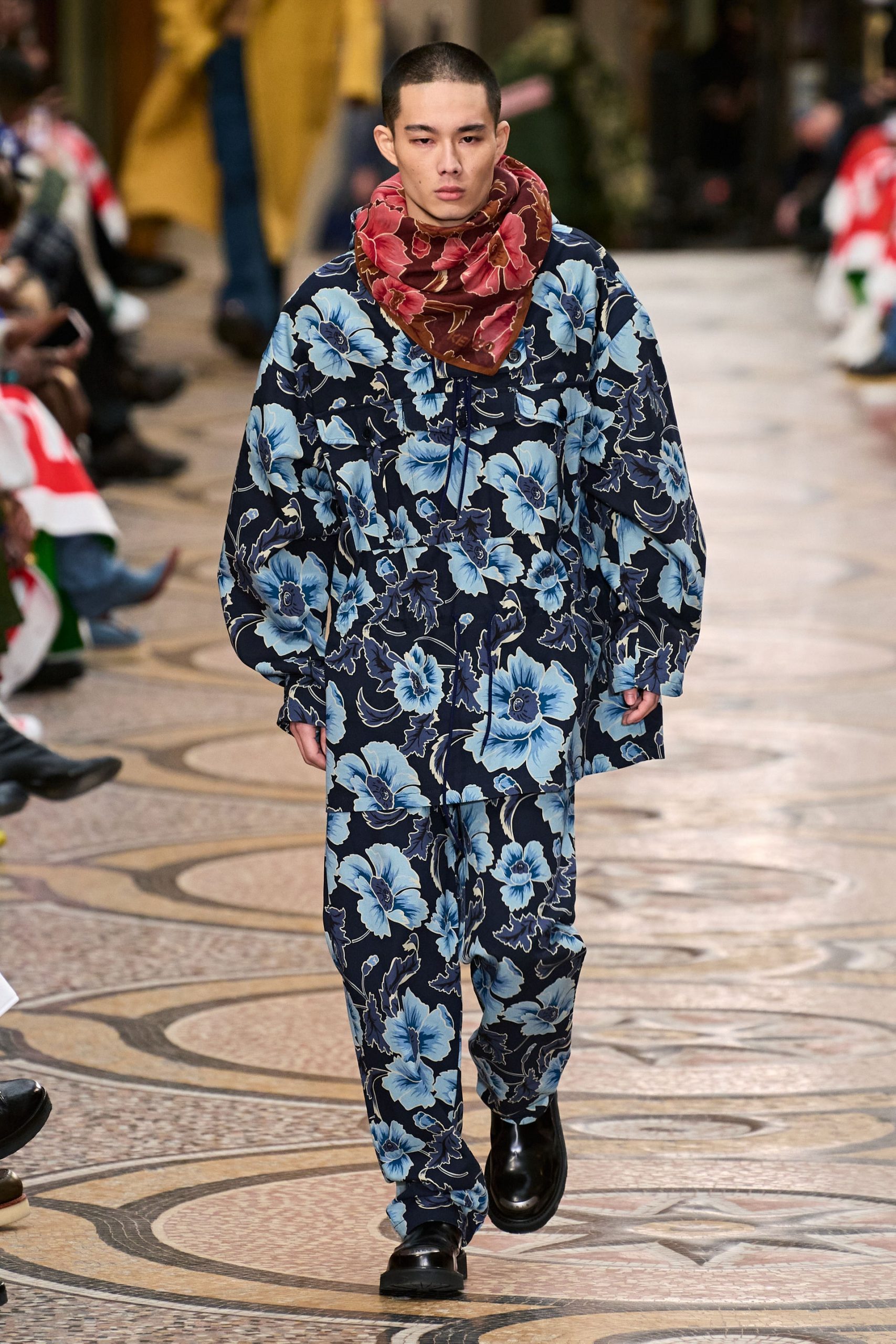 Loewe、Paul Smith及Kenzo 2022 秋冬男裝系列亮點逐一看|用繽紛印花、燈飾演繹來年冬日男裝
