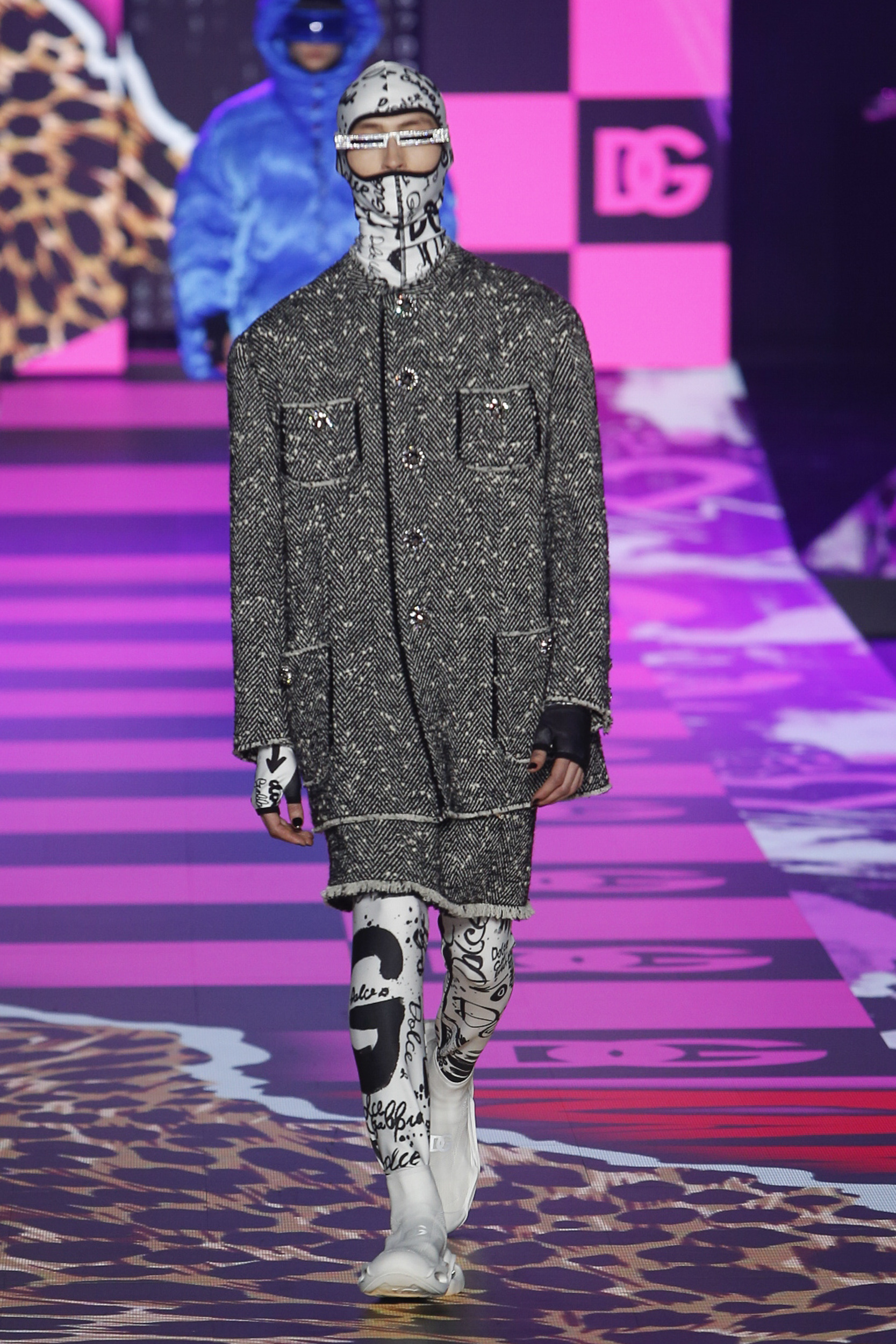 米蘭男裝周Dolce & Gabbana 2022秋冬男裝系列 | 設計盡顯數碼藝術特色、與塗鴉藝術家Rocco Pezzella合作、Machine Gun Kelly與Megan Fox宣布訂婚首亮相成焦點