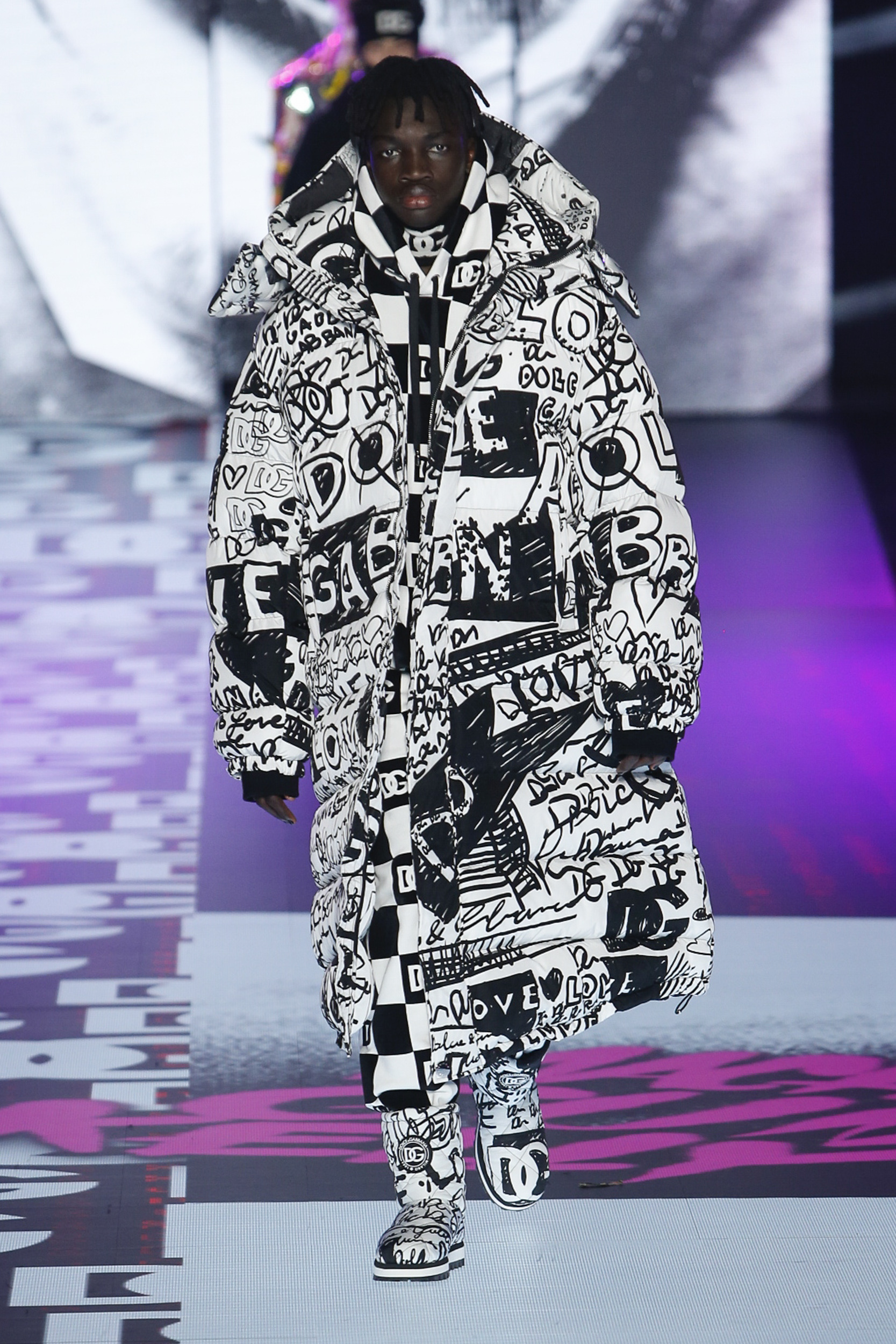 米蘭男裝周Dolce & Gabbana 2022秋冬男裝系列 | 設計盡顯數碼藝術特色、與塗鴉藝術家Rocco Pezzella合作、Machine Gun Kelly與Megan Fox宣布訂婚首亮相成焦點
