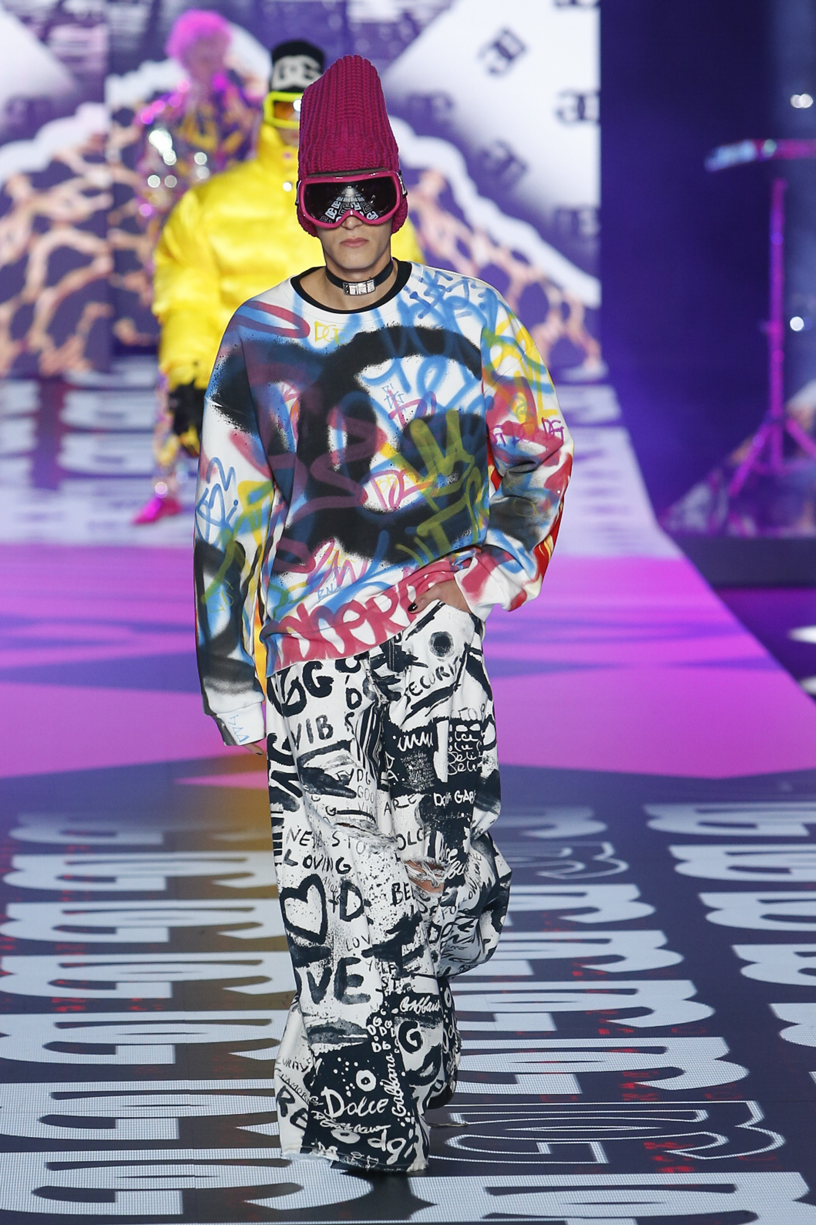 米蘭男裝周Dolce & Gabbana 2022秋冬男裝系列 | 設計盡顯數碼藝術特色、與塗鴉藝術家Rocco Pezzella合作、Machine Gun Kelly與Megan Fox宣布訂婚首亮相成焦點