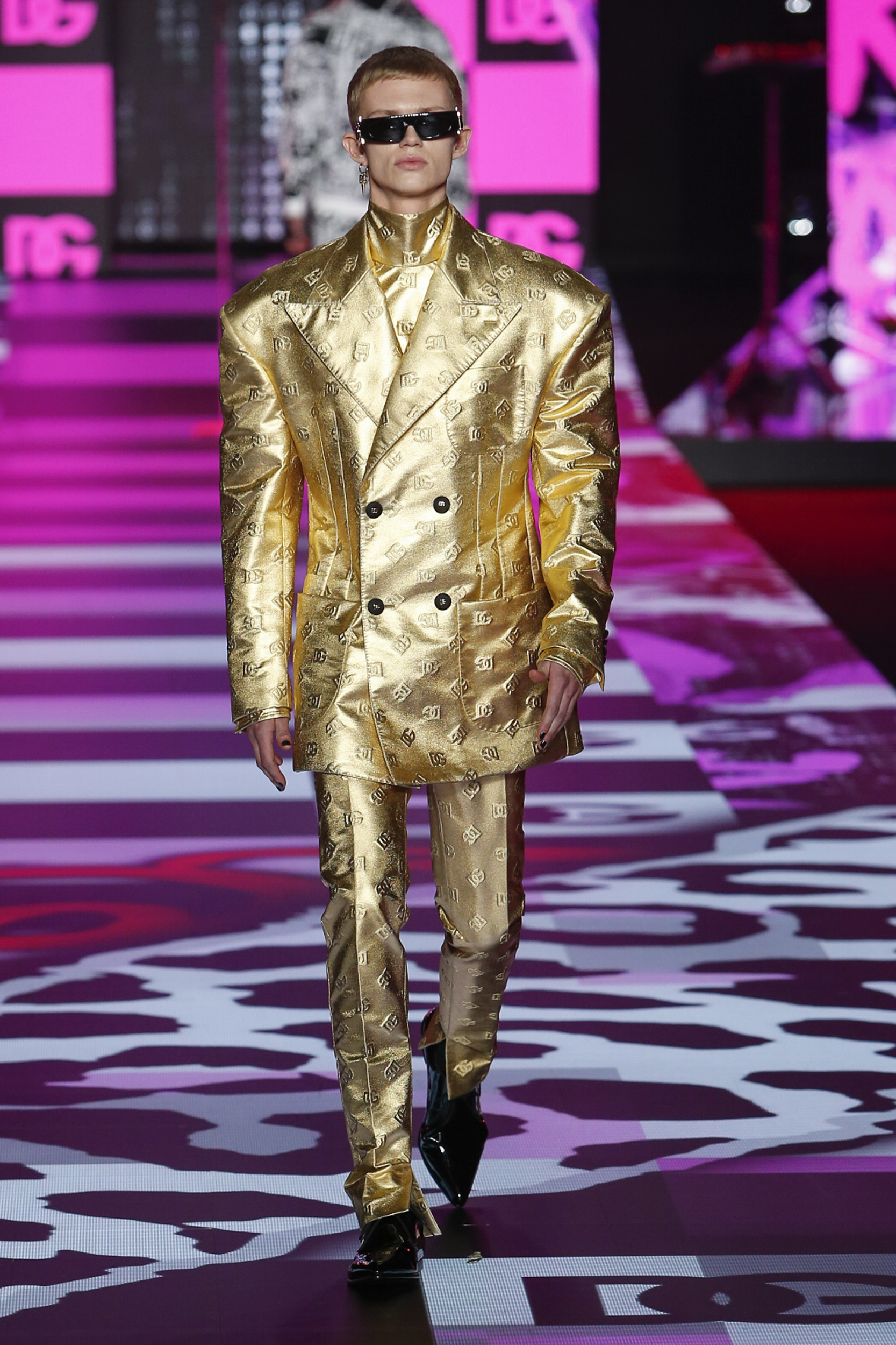 米蘭男裝周Dolce & Gabbana 2022秋冬男裝系列 | 設計盡顯數碼藝術特色、與塗鴉藝術家Rocco Pezzella合作、Machine Gun Kelly與Megan Fox宣布訂婚首亮相成焦點