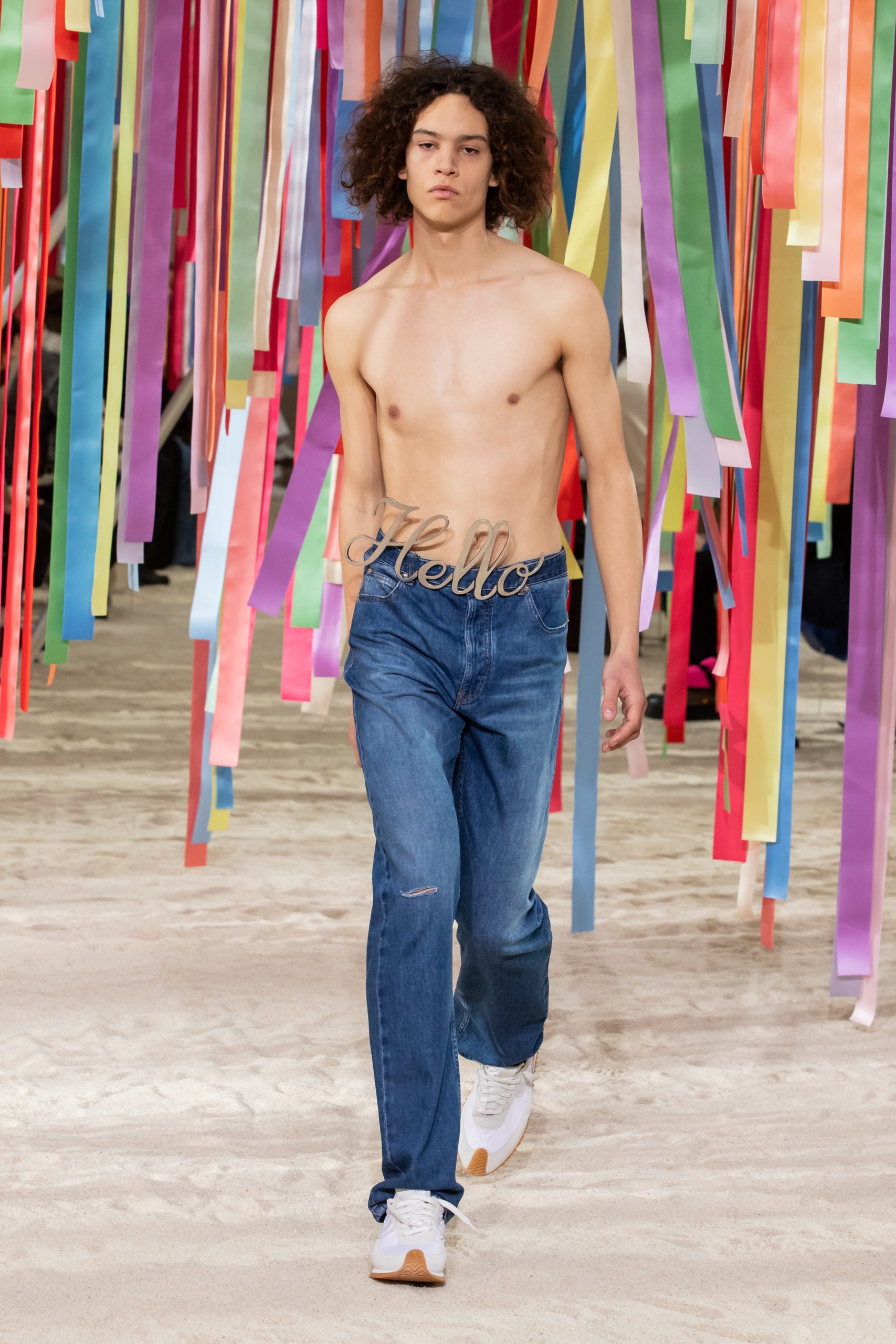 Loewe、Paul Smith及Kenzo 2022 秋冬男裝系列亮點逐一看|用繽紛印花、燈飾演繹來年冬日男裝