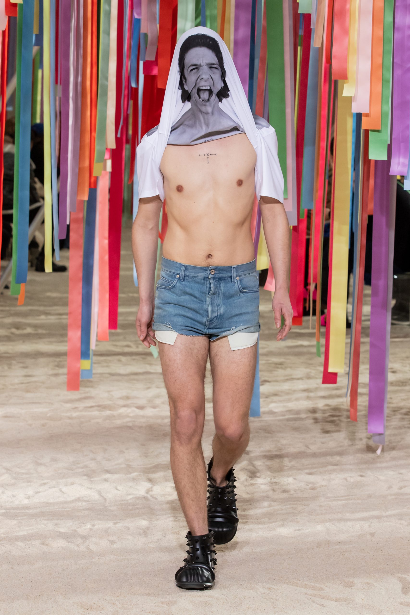 Loewe、Paul Smith及Kenzo 2022 秋冬男裝系列亮點逐一看|用繽紛印花、燈飾演繹來年冬日男裝