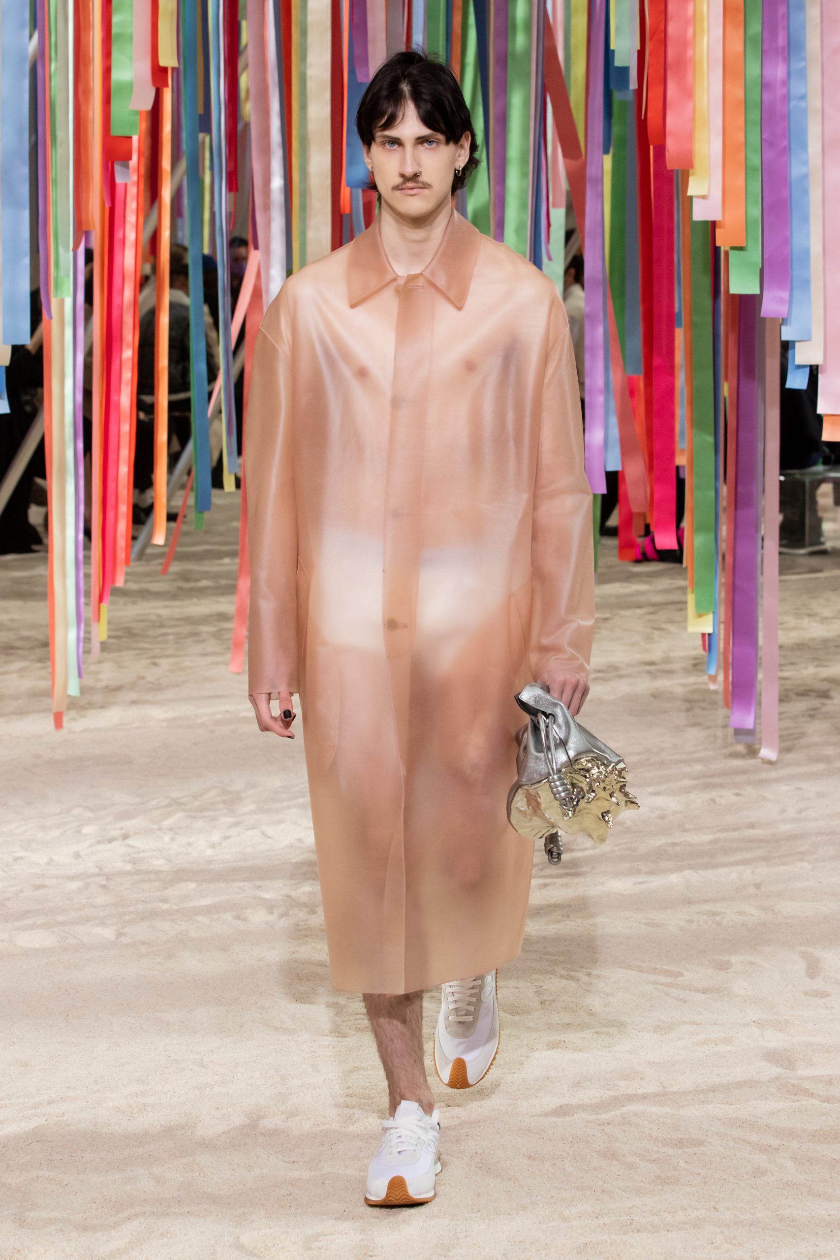 Loewe、Paul Smith及Kenzo 2022 秋冬男裝系列亮點逐一看|用繽紛印花、燈飾演繹來年冬日男裝