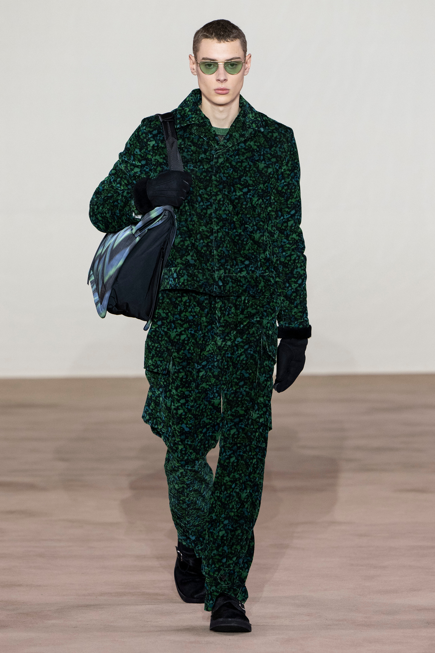 Loewe、Paul Smith及Kenzo 2022 秋冬男裝系列亮點逐一看|用繽紛印花、燈飾演繹來年冬日男裝