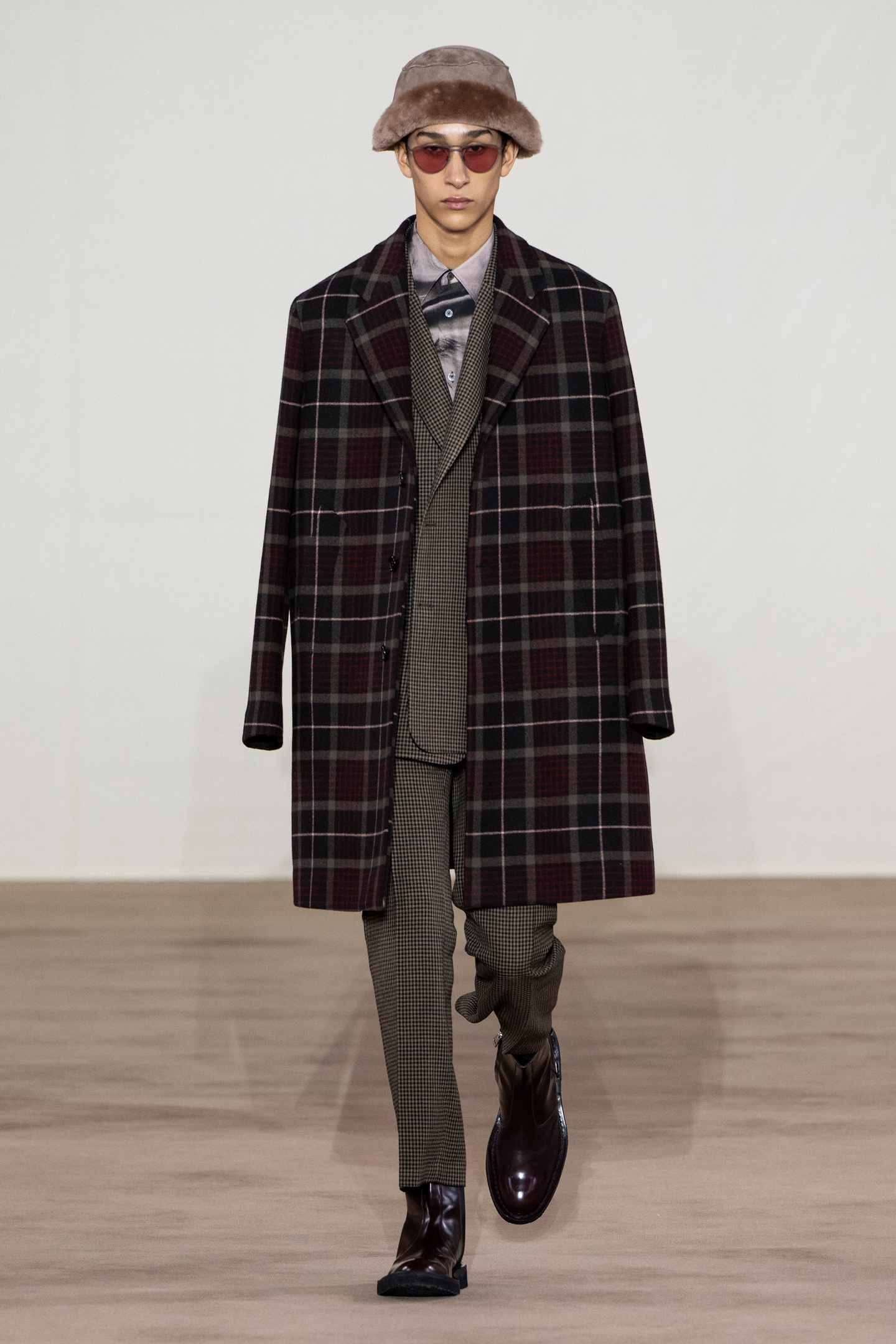 Loewe、Paul Smith、Kenzo 2022 秋冬男裝系列3大看點|用繽紛色彩演繹正裝、用花紋圖案活力、復古校圓時尚風回歸潮流