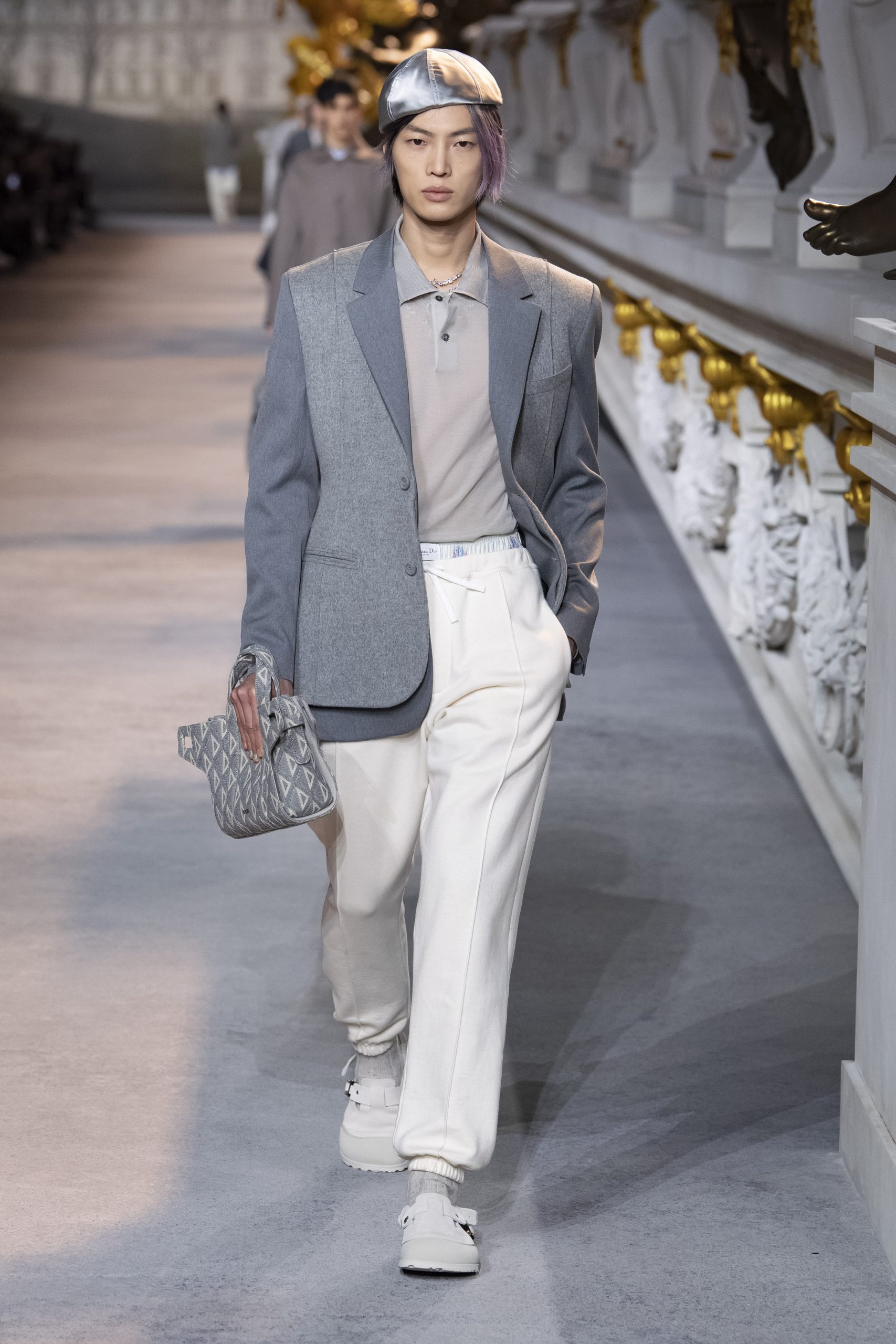 盤點Dior Men 2022冬季男裝系列7大看點丨首次與Birkenstock合作、以男裝Bar Jacket向品牌歷史致敬