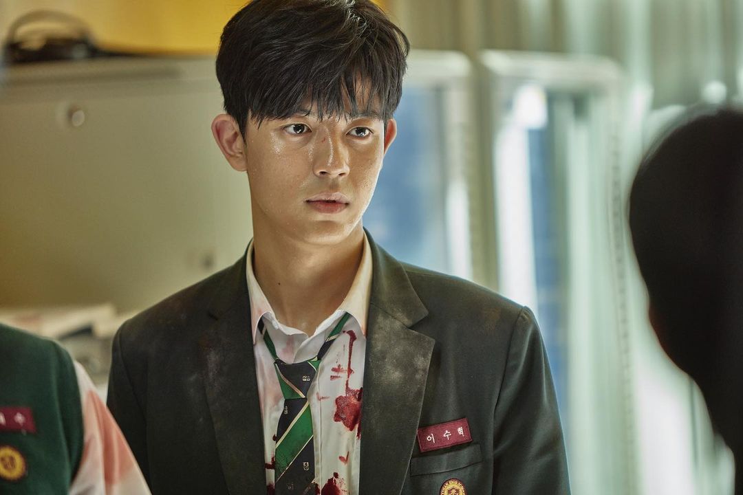 Netflix劇集《殭屍校園》飾演「李秀赫」的朴所羅門爆紅丨整合他4個值得男生參考的時尚造型