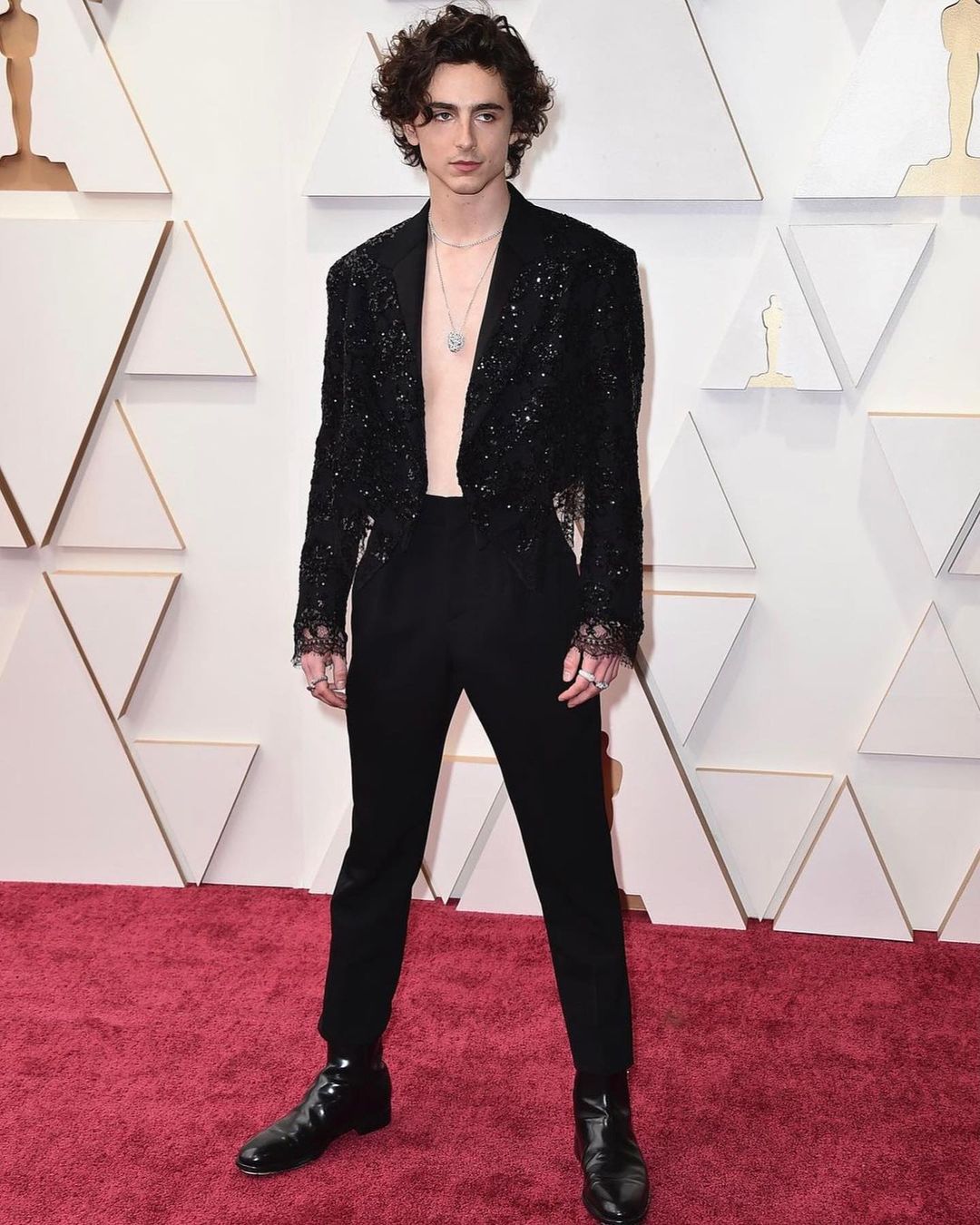 2022奧斯卡紅地毯造型盤點丨Timothée Chalamet穿女裝亮相、Zendaya一身露臍盡顯性感氣息